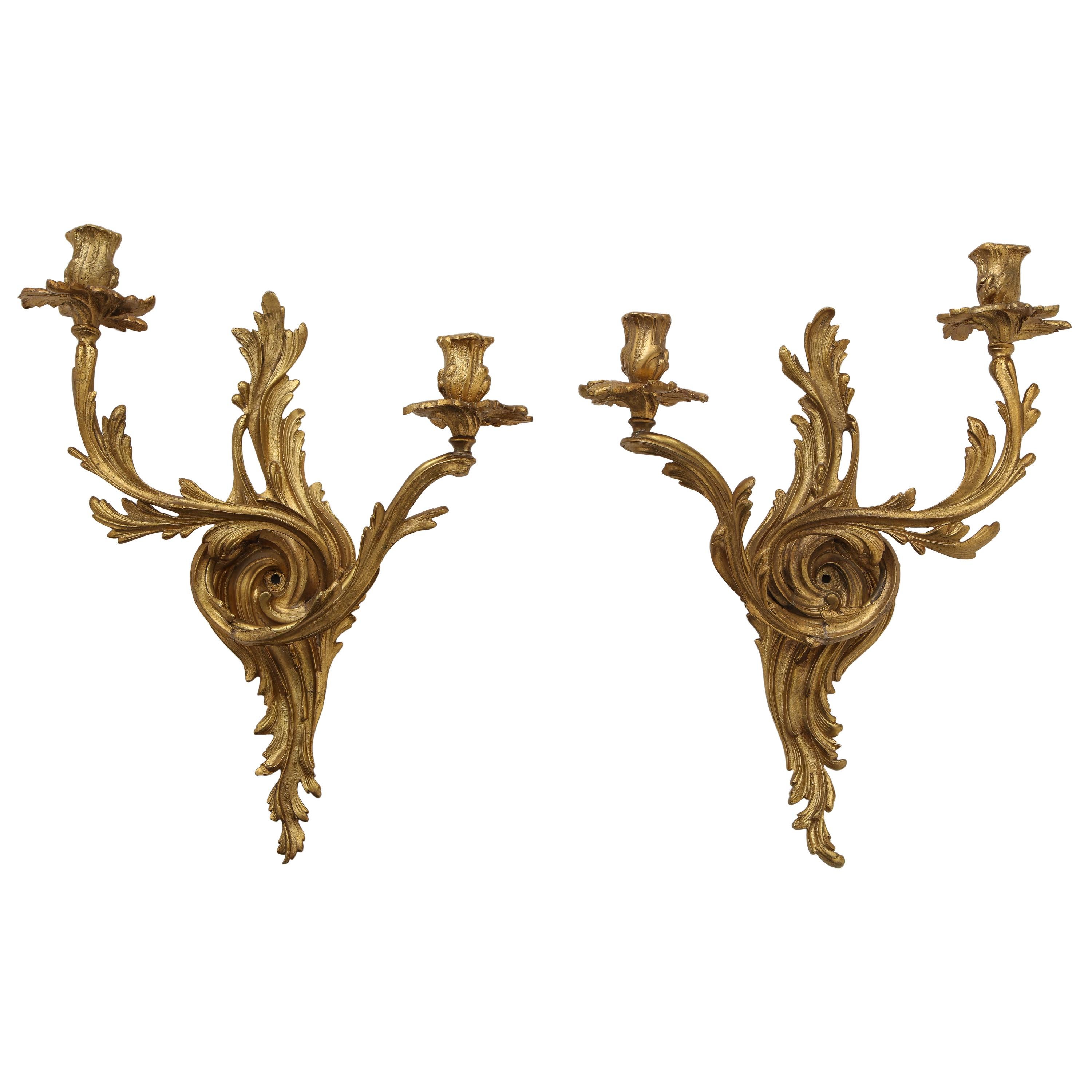 Paar Wandleuchten aus vergoldeter Bronze im Louis XV-Stil im Angebot