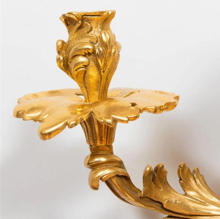 Zwei dreiflammige Wandleuchter aus vergoldetem Metall im Louis-XV-Stil (Vergoldet) im Angebot