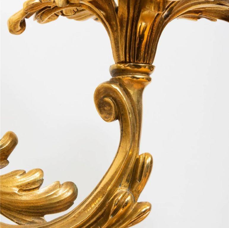 Zwei dreiflammige Wandleuchter aus vergoldetem Metall im Louis-XV-Stil im Angebot 1