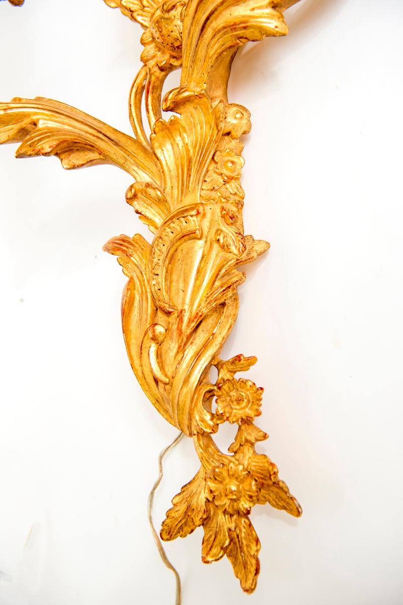 Paar vergoldete, zweiflammige Wandleuchter im Stil Louis XV (Louis XV.) im Angebot