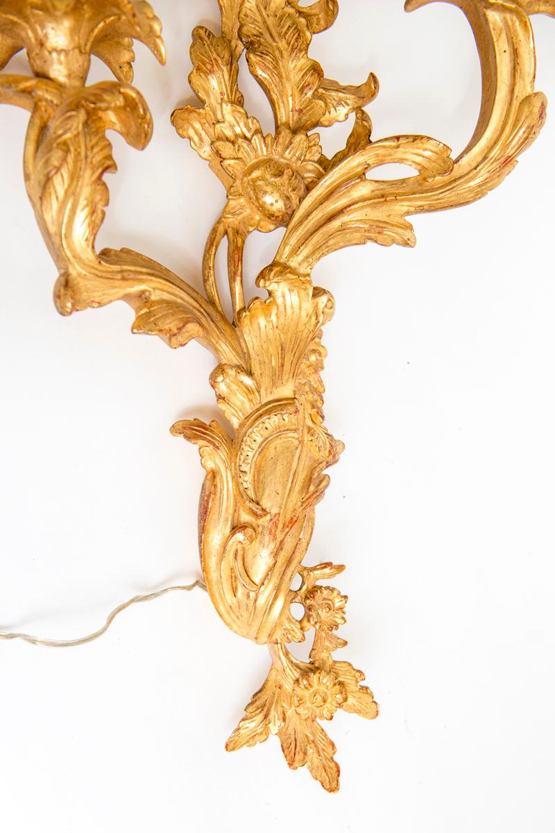 Paar vergoldete, zweiflammige Wandleuchter im Stil Louis XV (21. Jahrhundert und zeitgenössisch) im Angebot