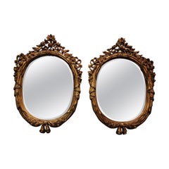 Paire de miroirs de style Louis XV en bois doré