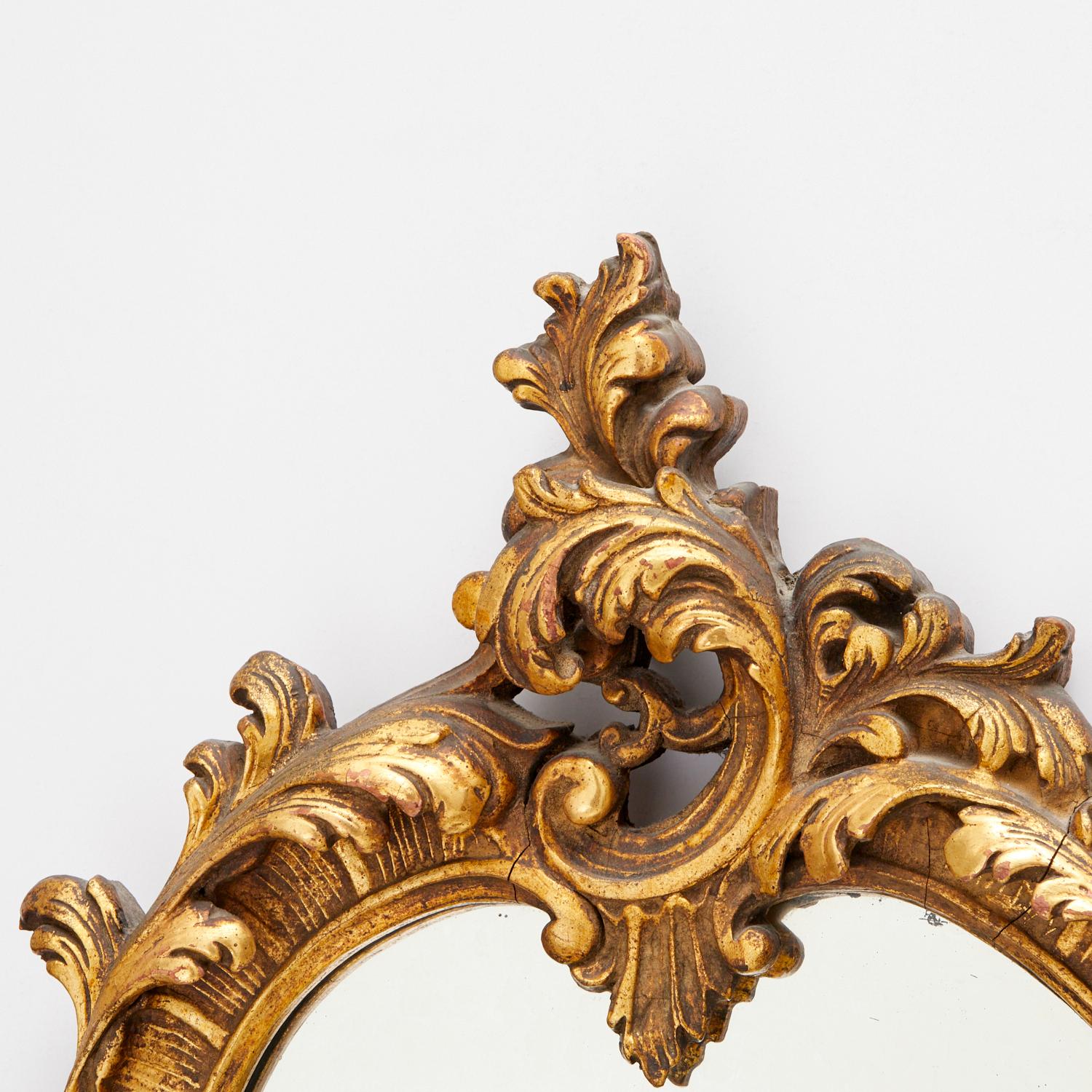 Pareja de Girándolas de Madera Dorada y Tole Estilo Luis XV Cada una con Dos Candelabros Francés en venta