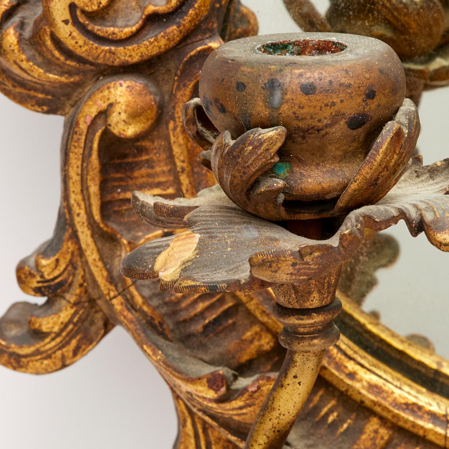 Pareja de Girándolas de Madera Dorada y Tole Estilo Luis XV Cada una con Dos Candelabros en Bueno estado para la venta en Morristown, NJ