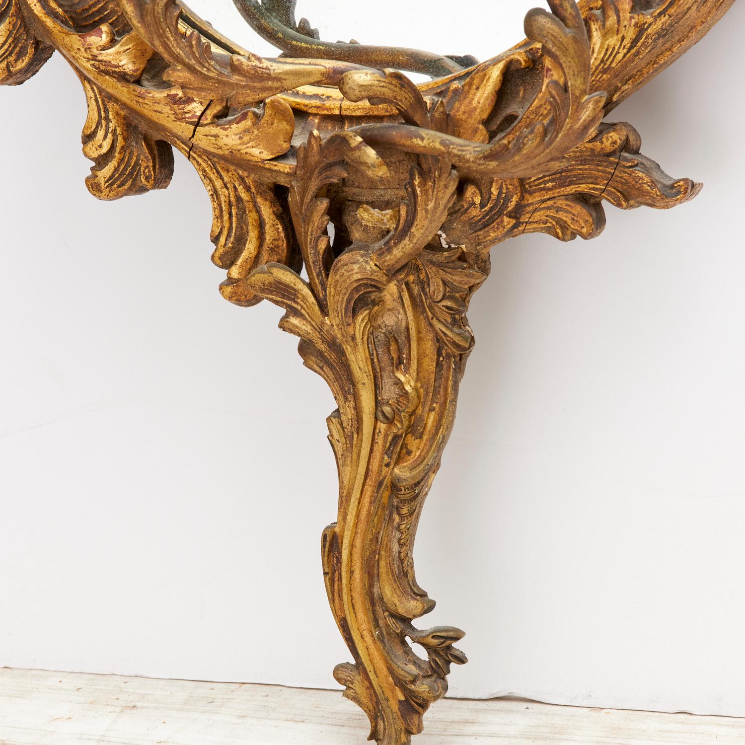 Pareja de Girándolas de Madera Dorada y Tole Estilo Luis XV Cada una con Dos Candelabros Fines del siglo XIX en venta