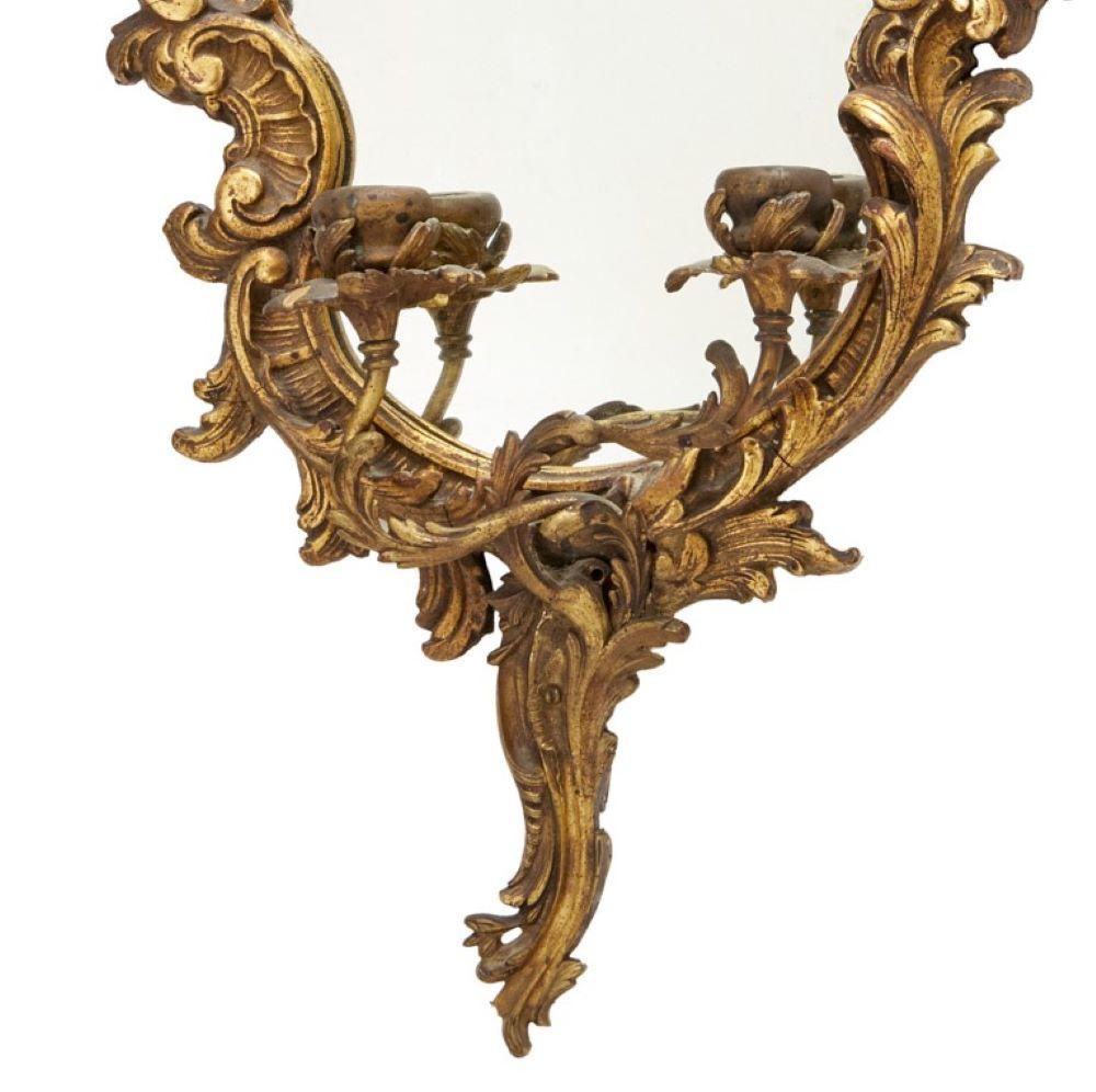 Pareja de Girándolas de Madera Dorada y Tole Estilo Luis XV Cada una con Dos Candelabros Metal en venta