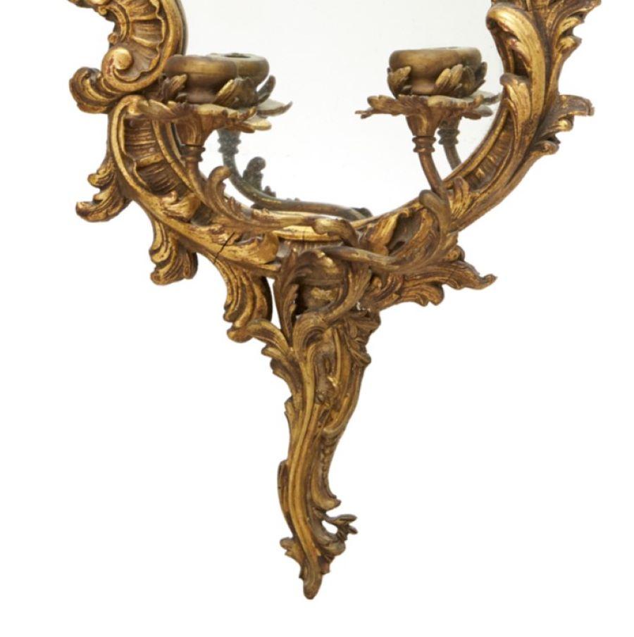 Pareja de Girándolas de Madera Dorada y Tole Estilo Luis XV Cada una con Dos Candelabros en venta 1
