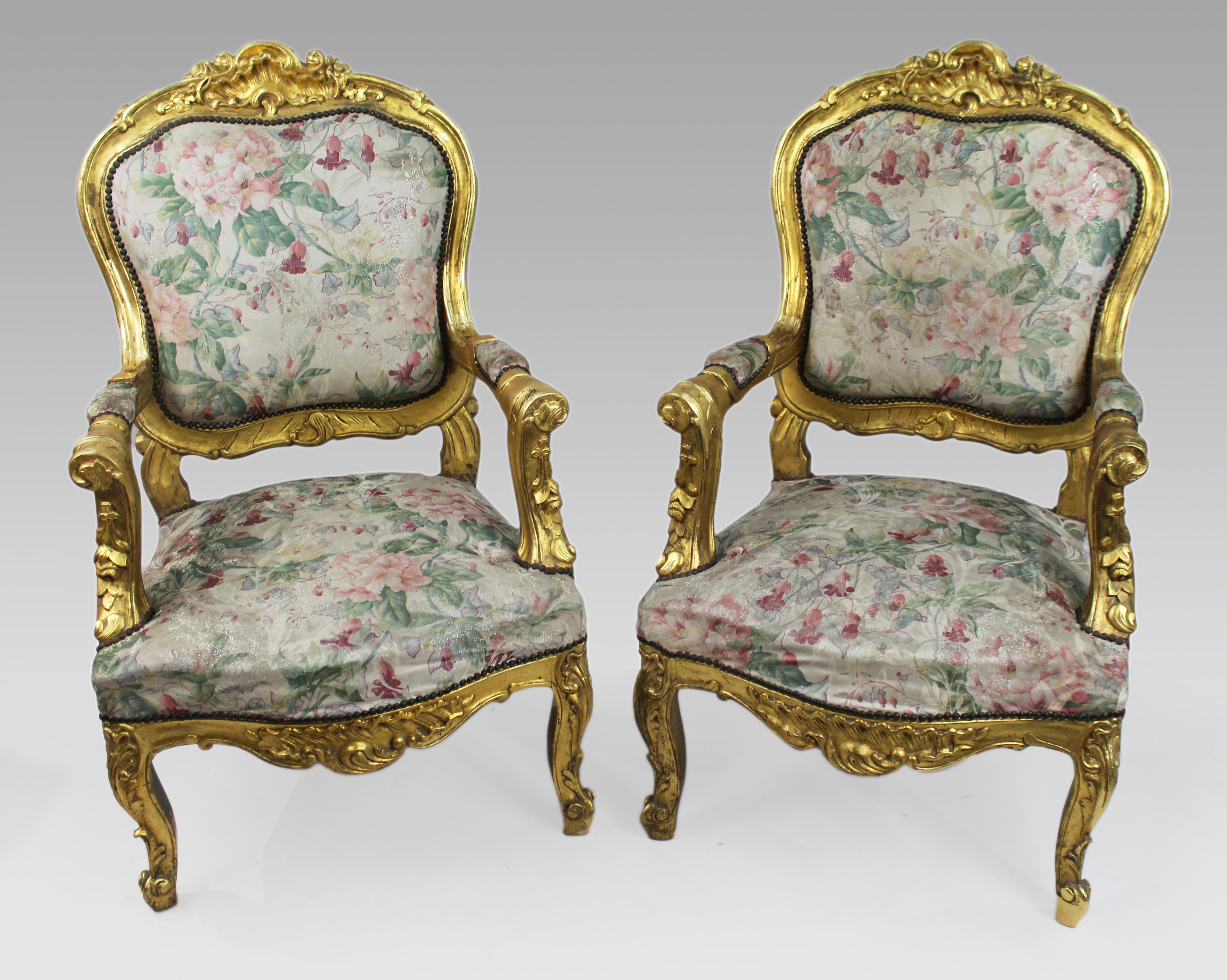 Paar Fauteuils aus Giltwood im Louis XV-Stil mit floraler Polsterung
Spätes 20. Jahrhundert, Frankreich

Ein elegantes, zusammengehöriges Paar von Fauteuils im Stil von Louis XV, mit kunstvoll geschnitzten Rahmen aus vergoldetem Holz, verziert mit