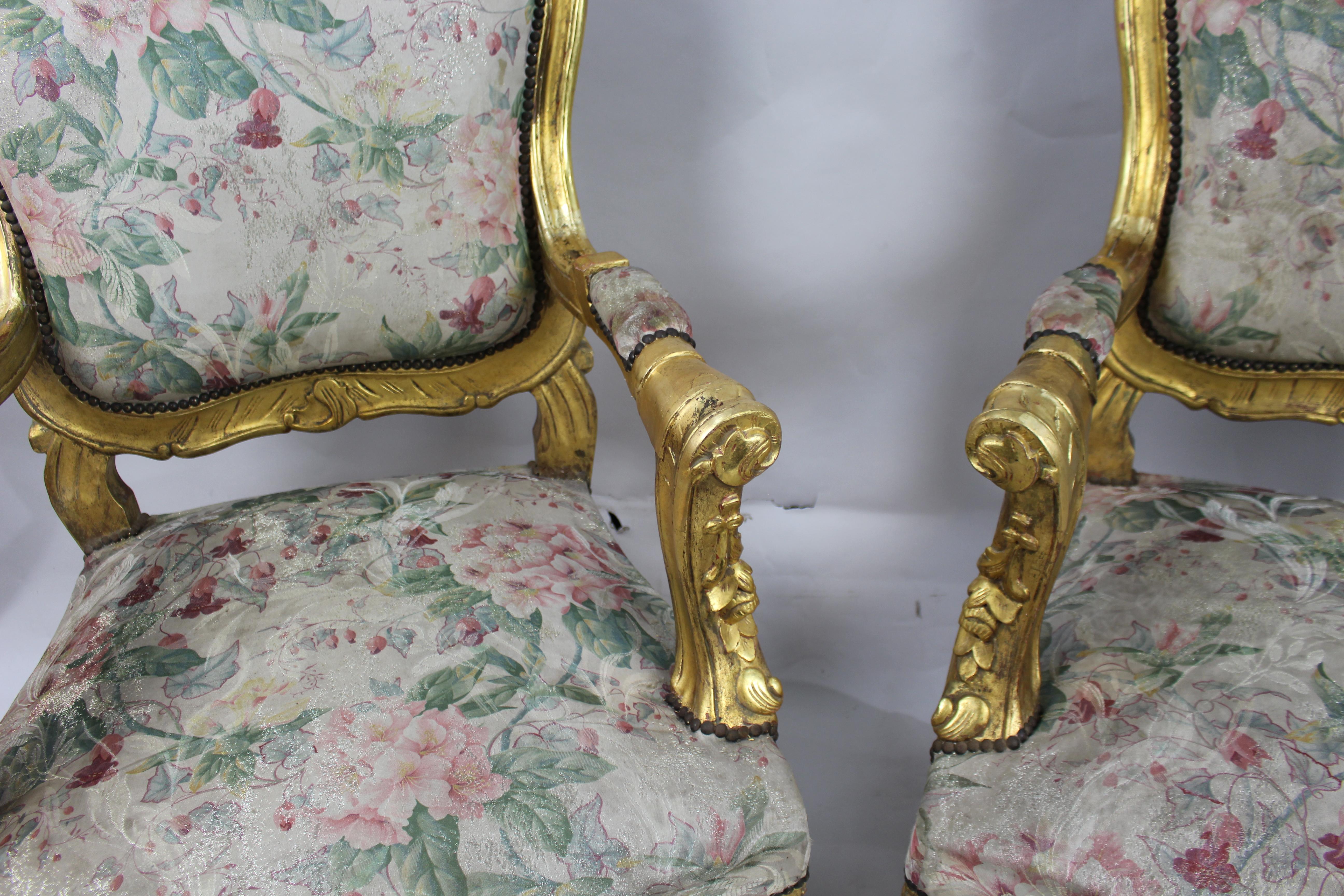 Paar Sessel aus Giltwood im Stil Louis XV (Vergoldetes Holz) im Angebot
