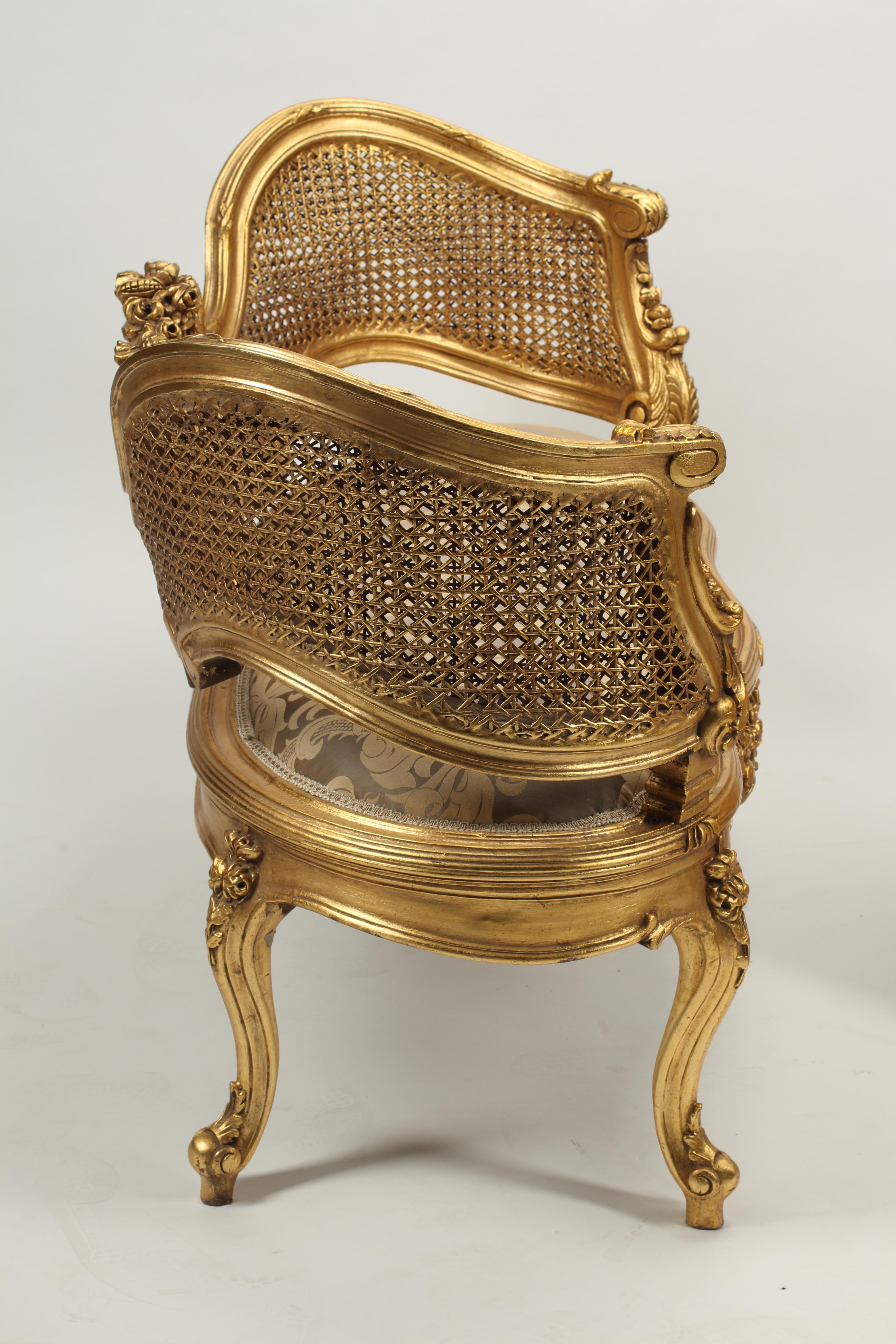 20ième siècle Paire de canapés en bois doré de style Louis XV  en vente