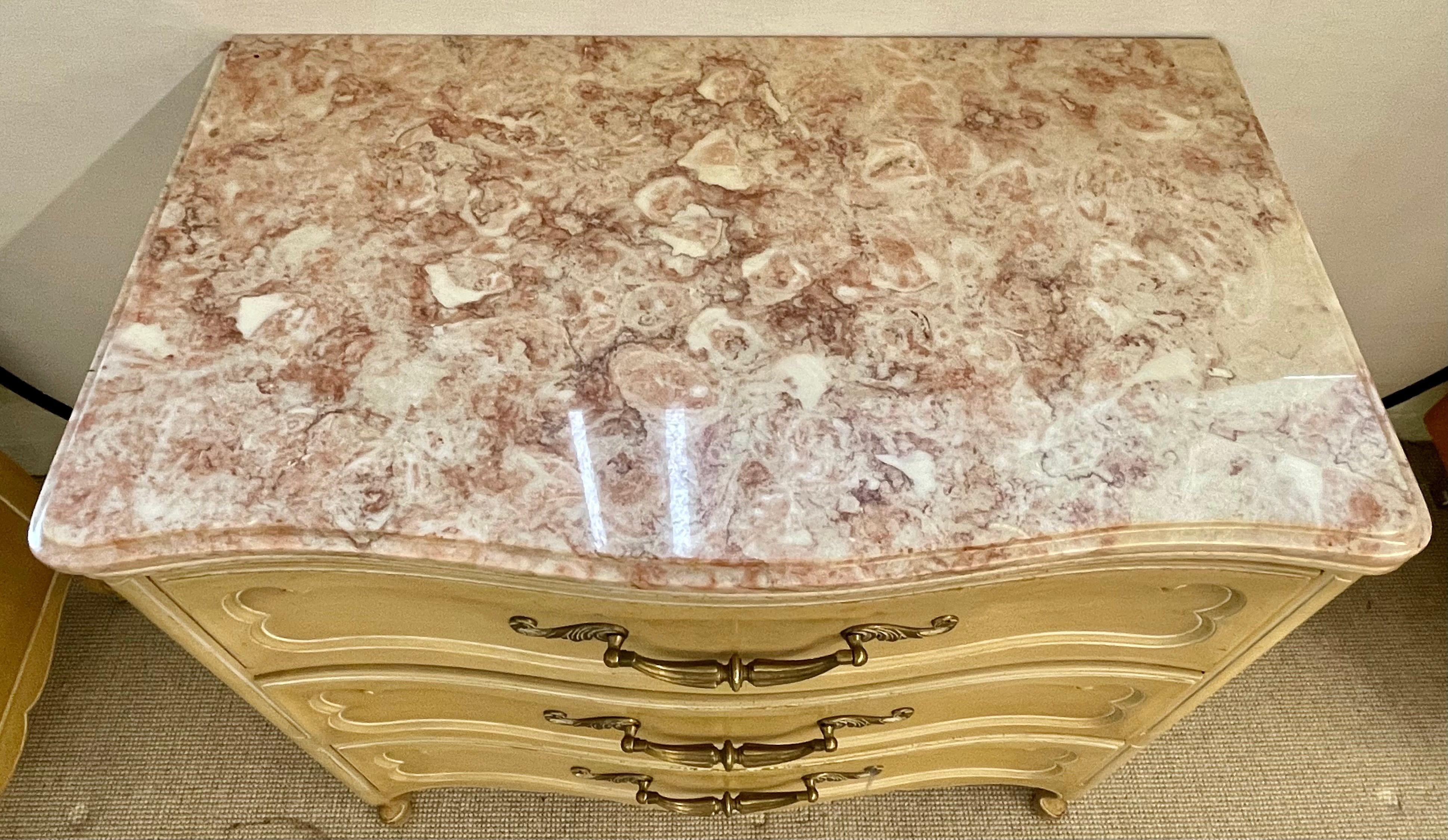 20ième siècle Paire de commodes à quatre tiroirs de style Louis XV de la maison Grosfeld avec plateau en marbre vieilli en vente