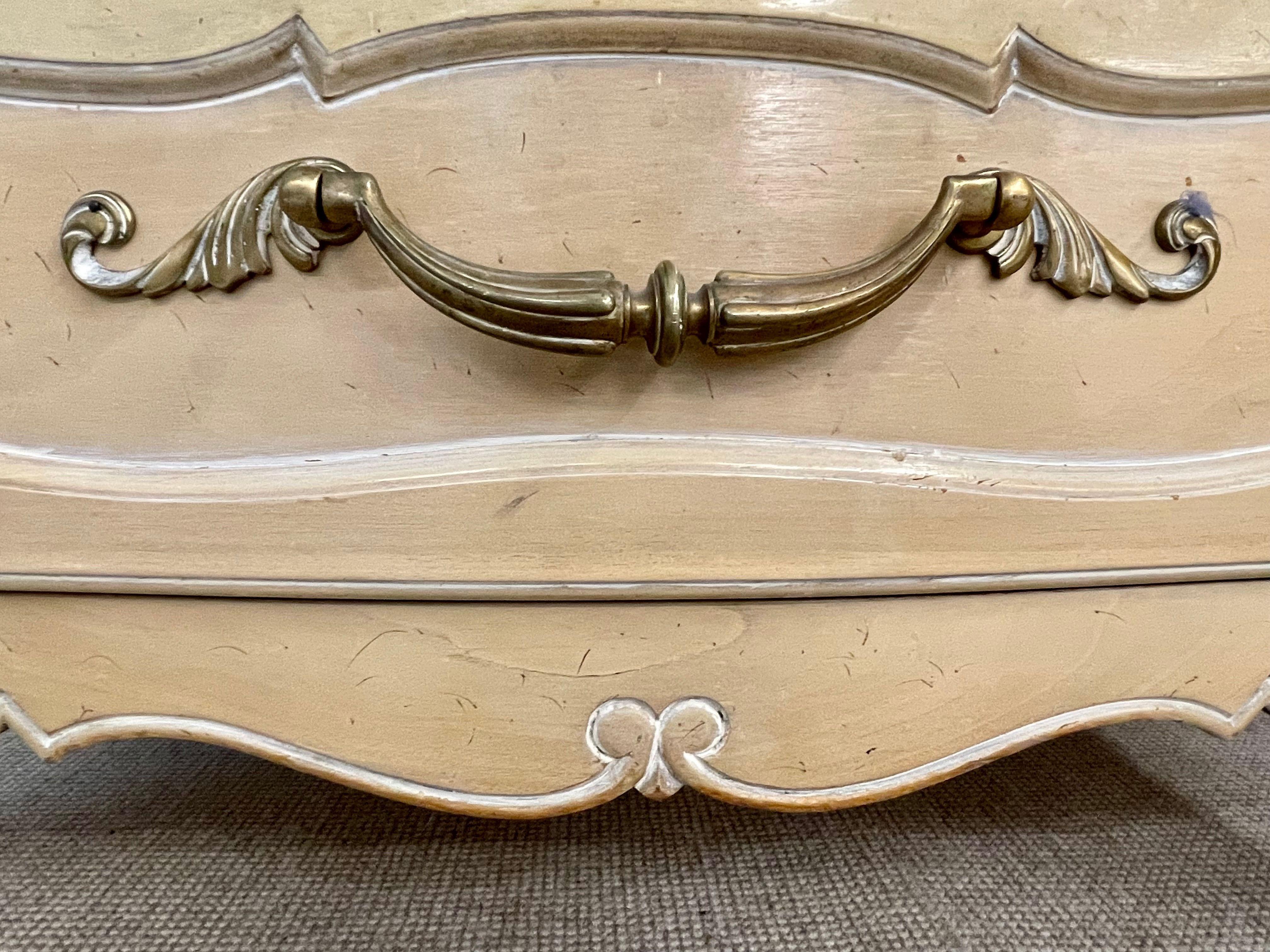 Paire de commodes à quatre tiroirs de style Louis XV de la maison Grosfeld avec plateau en marbre vieilli en vente 3