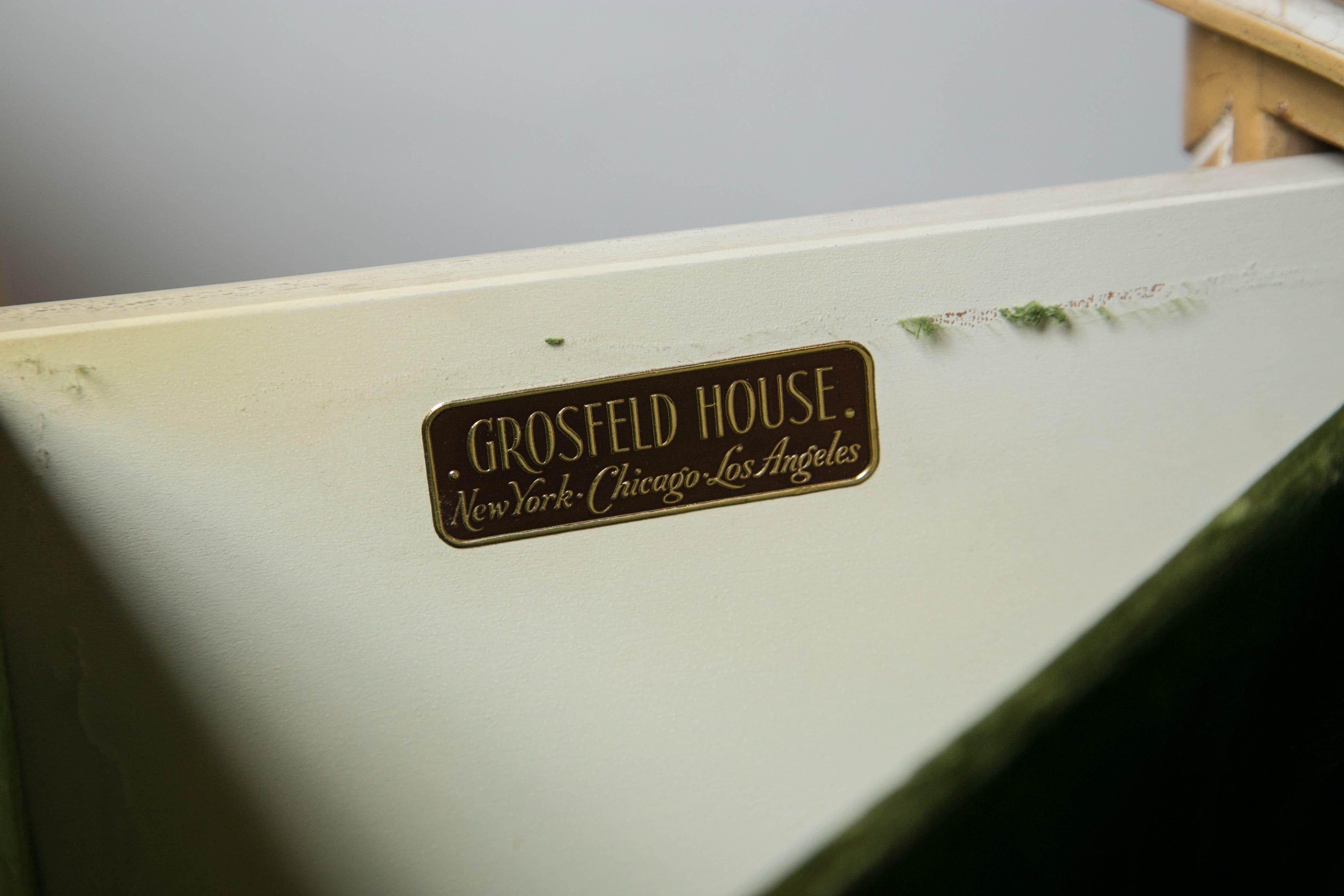 Paar Grosfeld House-Kommoden mit Marmorplatte im Louis-XV-Stil und vier Schubladen im Used-Stil im Angebot 7