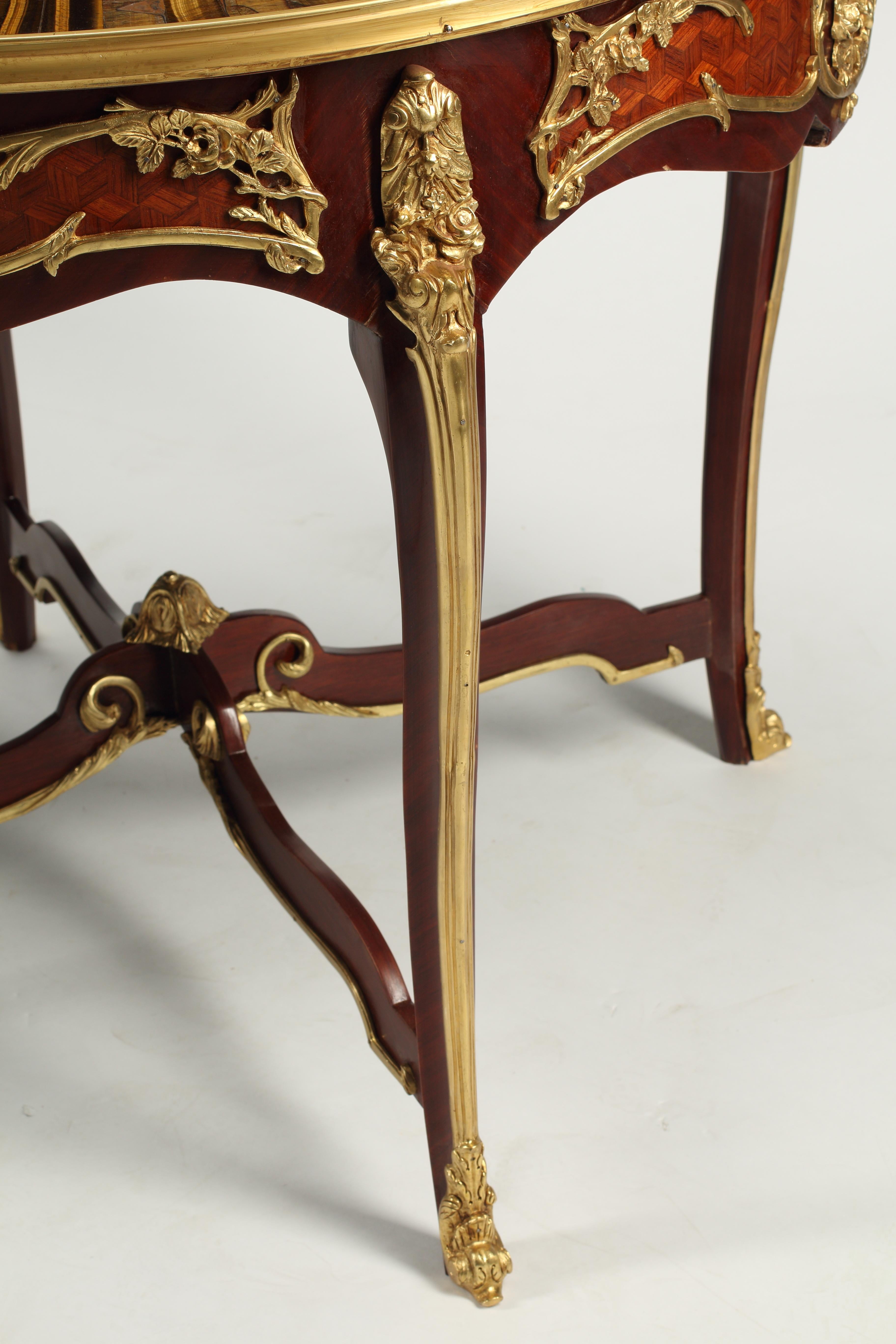 Sculpté Pair of Louis XV Style Gueridons with Tiger's Eye Table Tops en vente