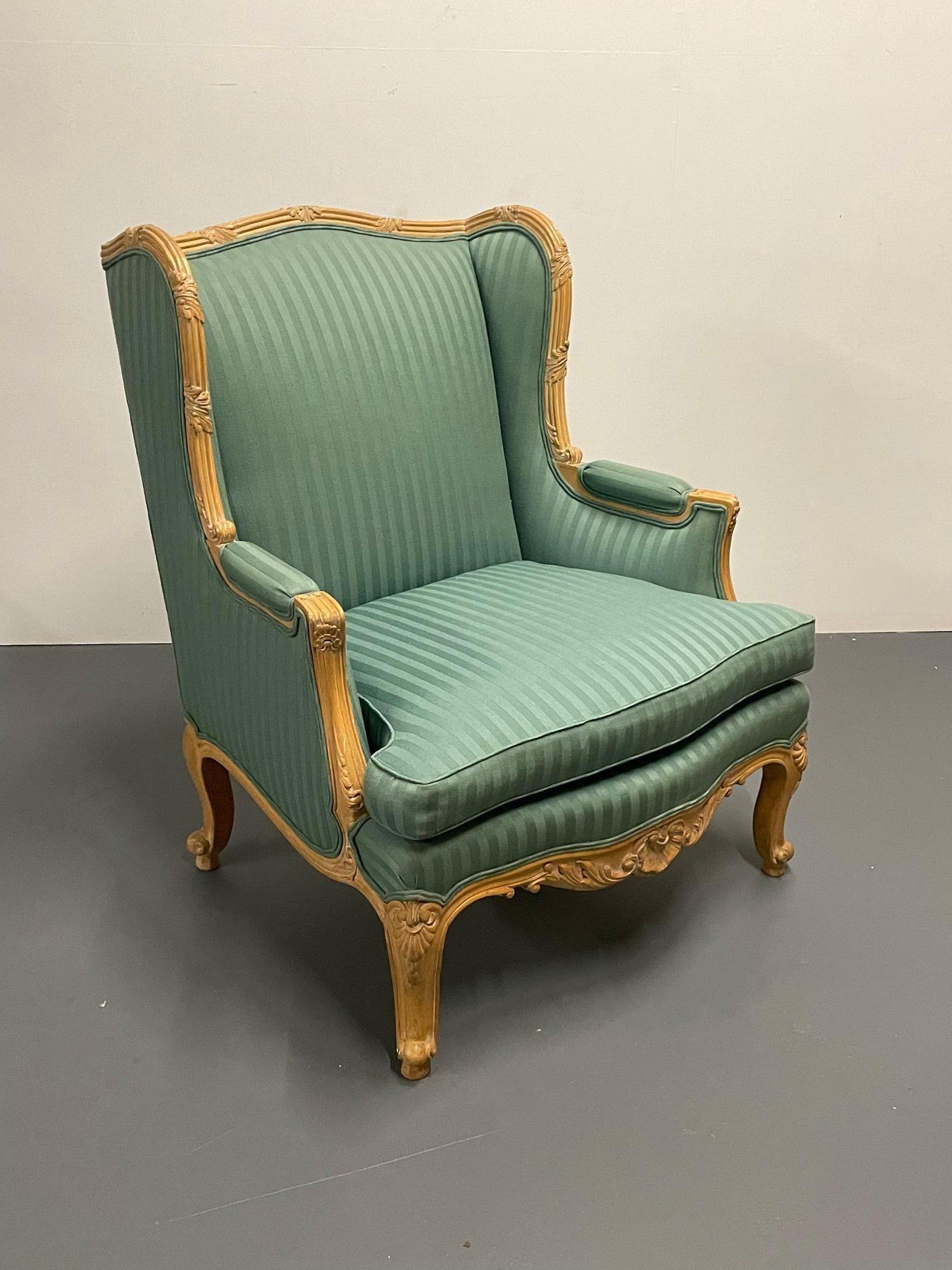 Paire de fauteuils à haut dossier de style Louis XV. Cette paire de chaises longues en bois massif finement sculpté fera sensation dans un salon ou un bureau. La tapisserie à rayures verdâtres est propre et ne présente que de très légères taches.