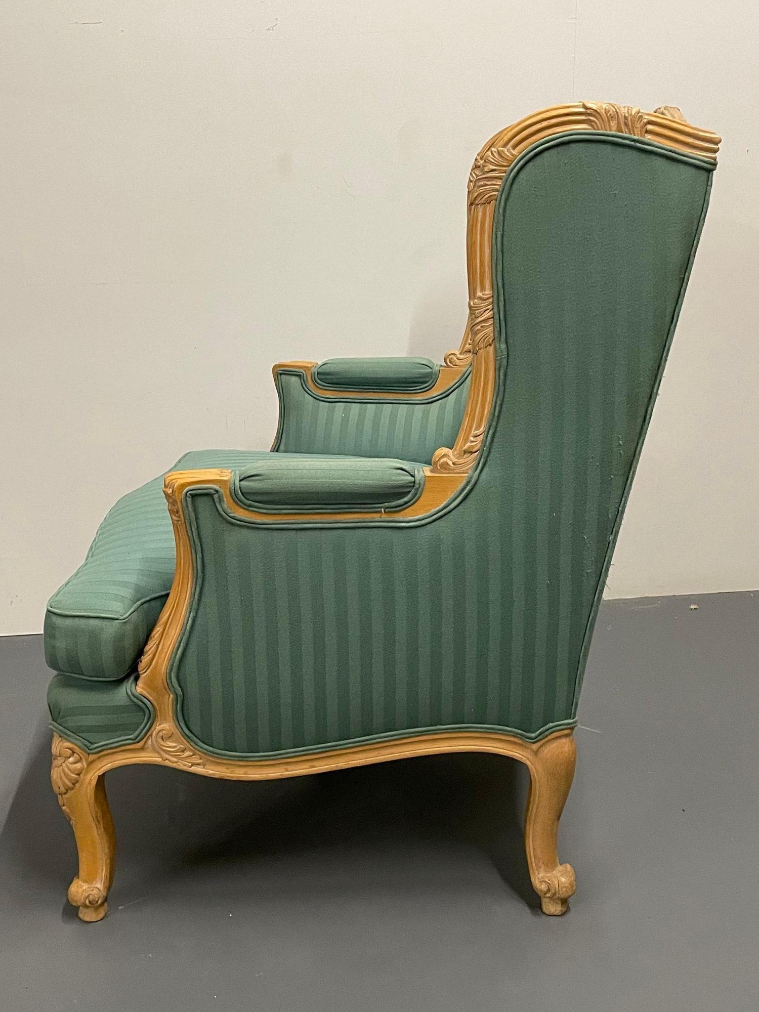 Paire de chaises longues ou à oreilles de style Louis XV à dossier haut Bon état - En vente à Stamford, CT