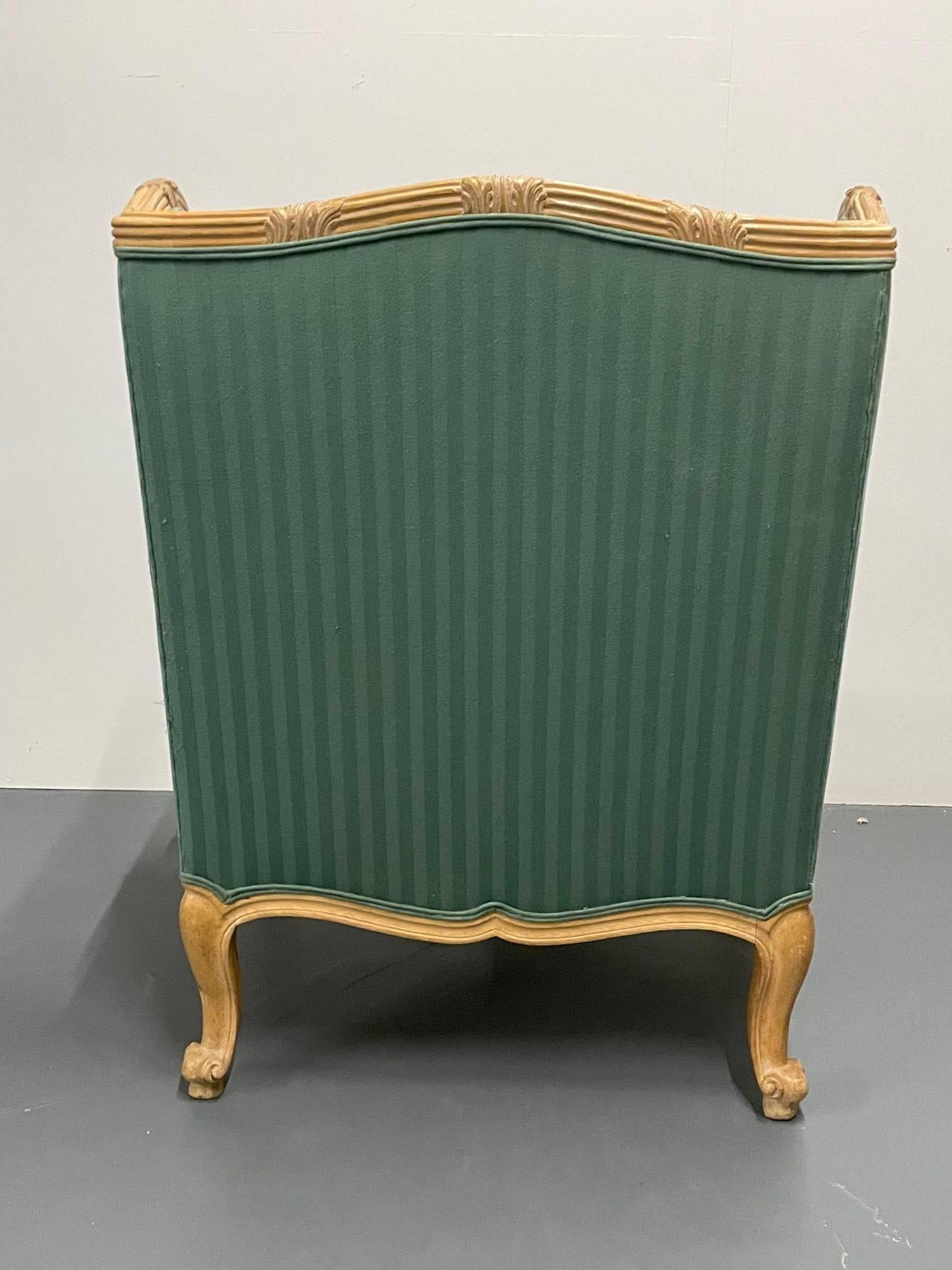 Paire de chaises longues ou à oreilles de style Louis XV à dossier haut en vente 1