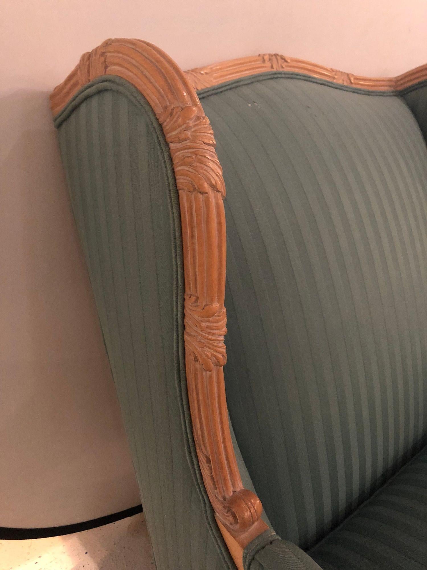 Paire de chaises longues ou à oreilles de style Louis XV à dossier haut en vente 2