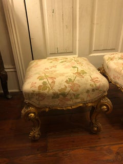 Paire de tabourets italiens en bois doré de style Louis XV