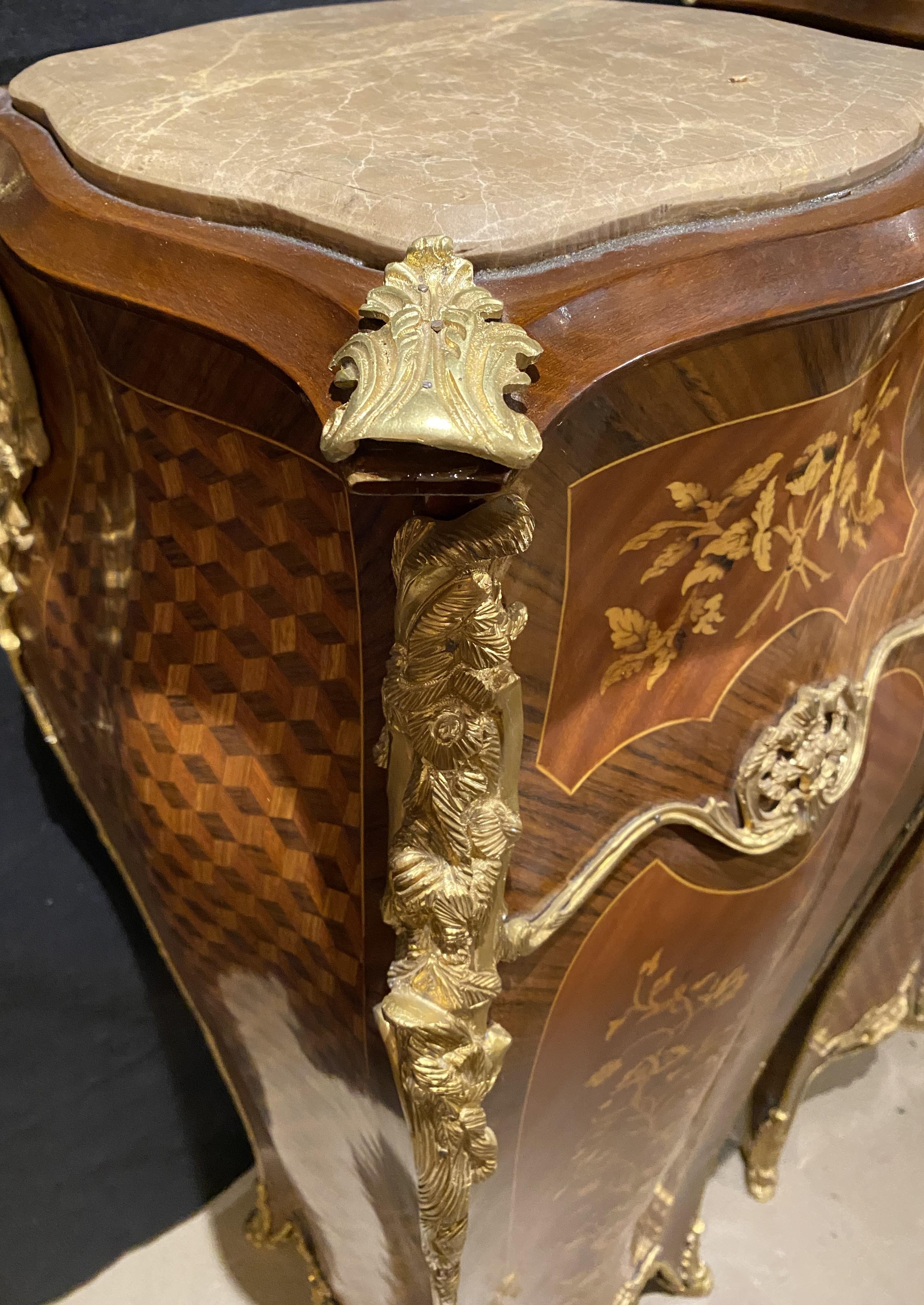 Paar Louis XV Stil Kingwood Marmor Top Pedestals w / Foliate Marketerie Inlay im Angebot 2