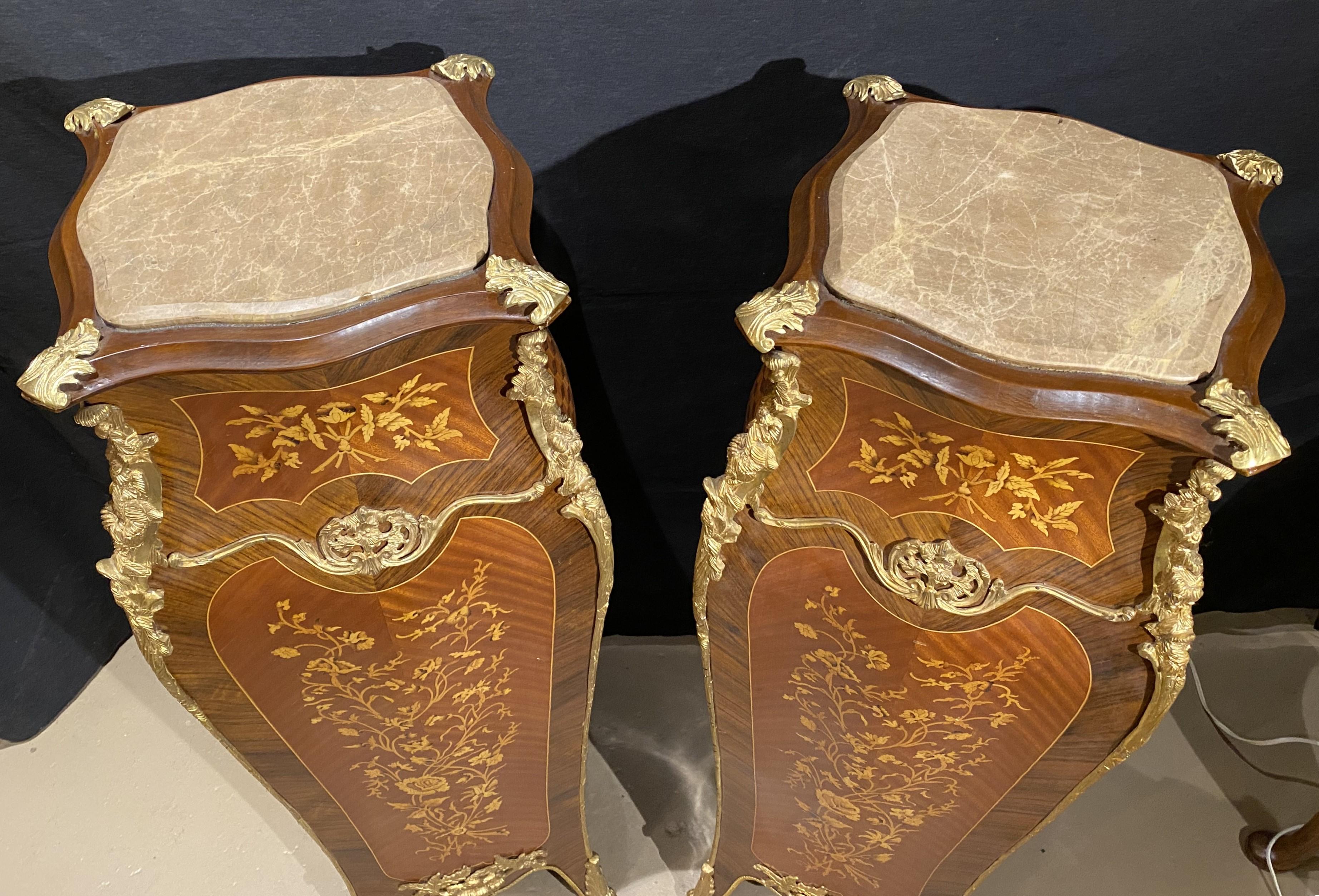 Ein feines Paar von Louis XV-Stil Königsholz geformt Sockel mit konformen Marmorplatten, wunderschön detaillierten foliate Intarsien auf zwei Seiten, mit Parkett und verziert vergoldete Bronze appliziert Beschläge an den Ecken und Französisch