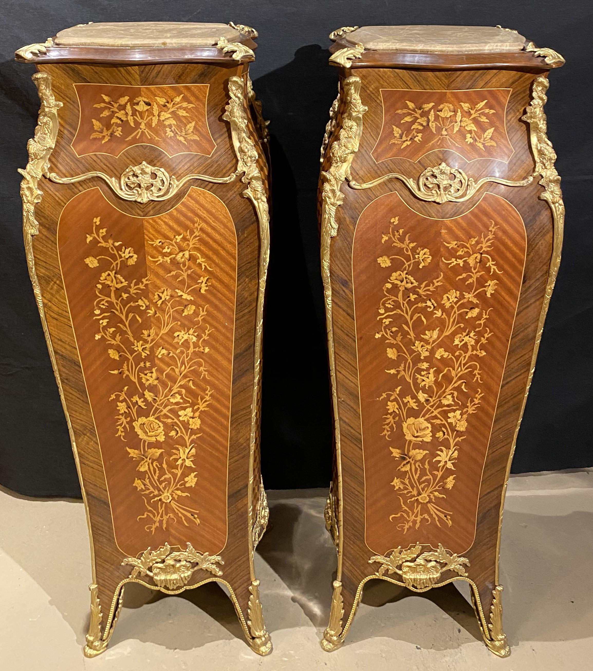 Paar Louis XV Stil Kingwood Marmor Top Pedestals w / Foliate Marketerie Inlay (Louis XV.) im Angebot