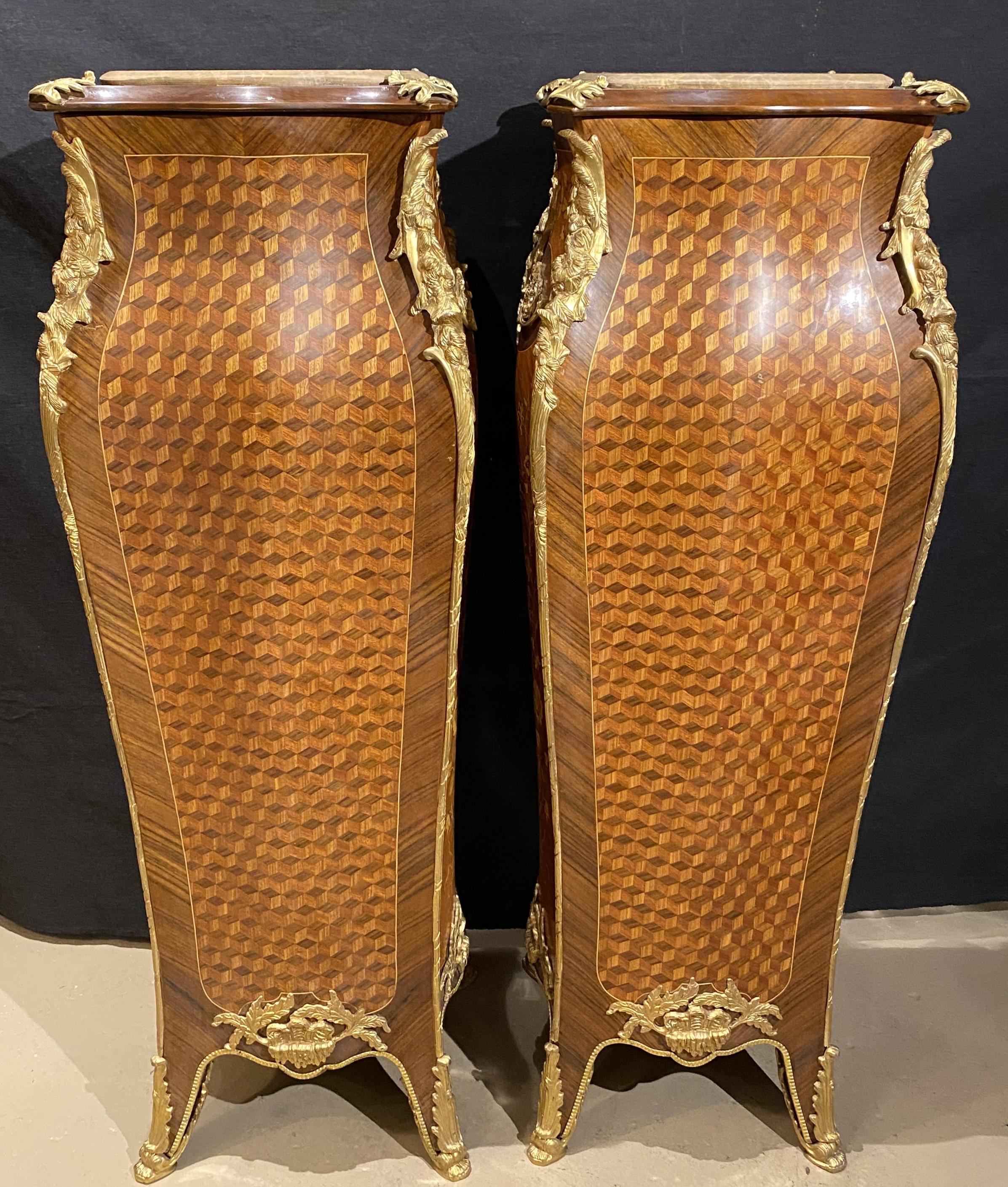 Paar Louis XV Stil Kingwood Marmor Top Pedestals w / Foliate Marketerie Inlay (Französisch) im Angebot