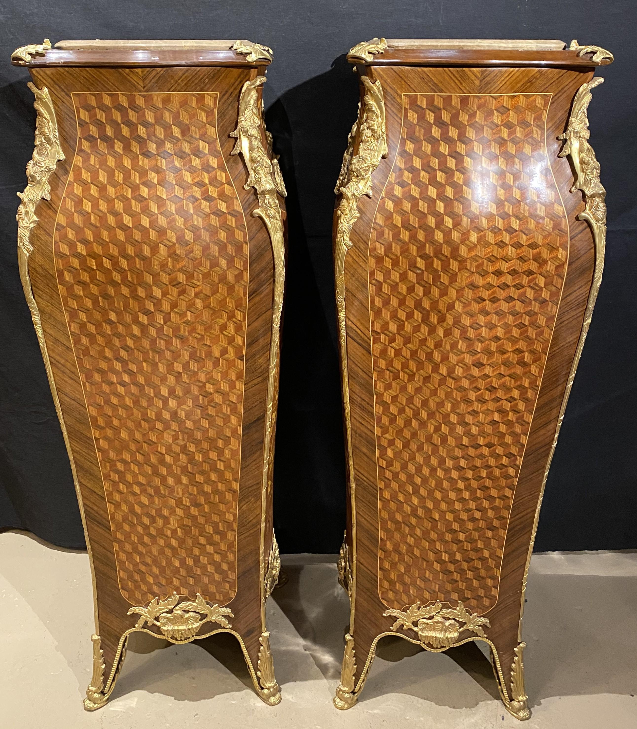 Paar Louis XV Stil Kingwood Marmor Top Pedestals w / Foliate Marketerie Inlay im Zustand „Gut“ im Angebot in Milford, NH