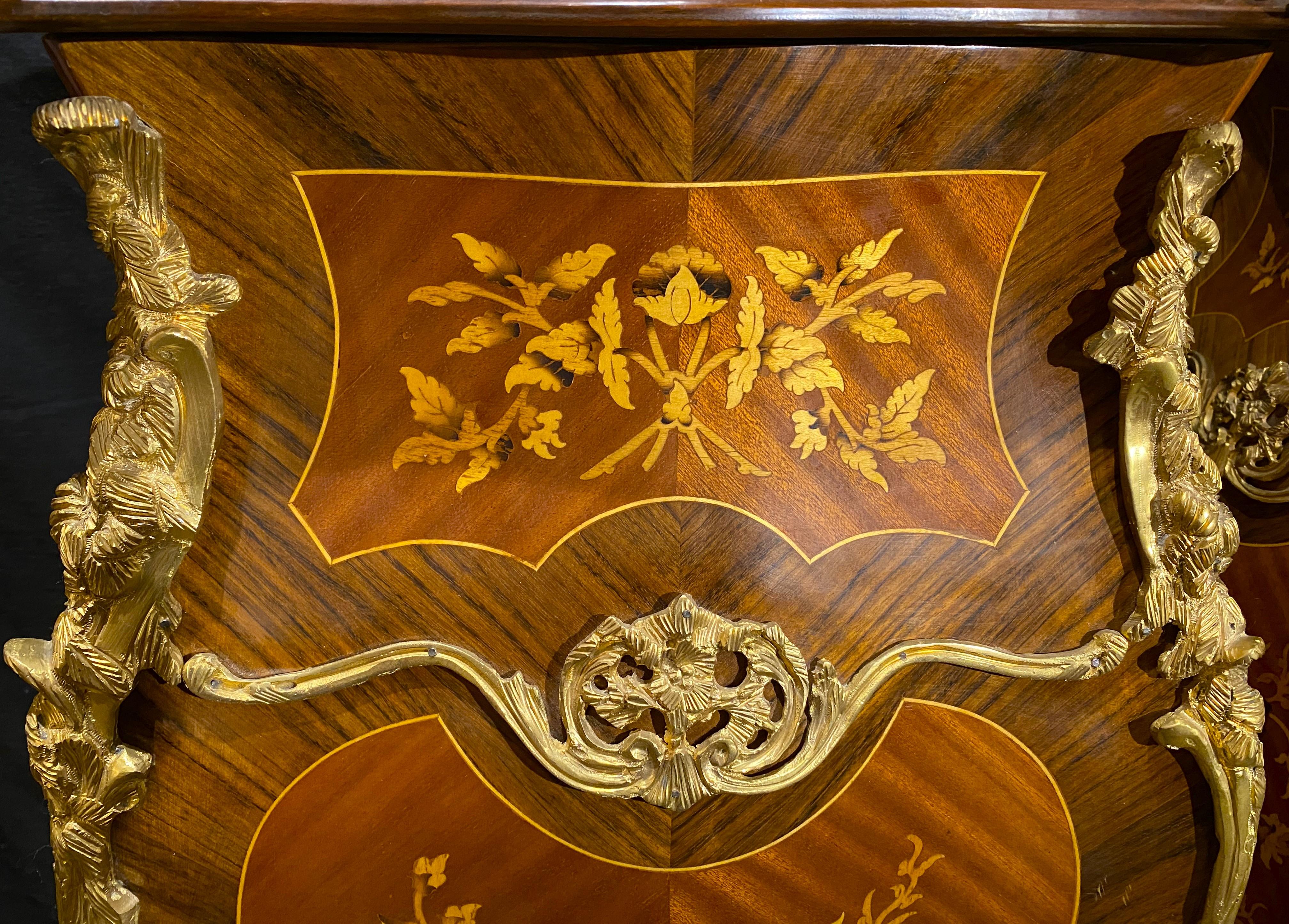 Paar Louis XV Stil Kingwood Marmor Top Pedestals w / Foliate Marketerie Inlay (20. Jahrhundert) im Angebot