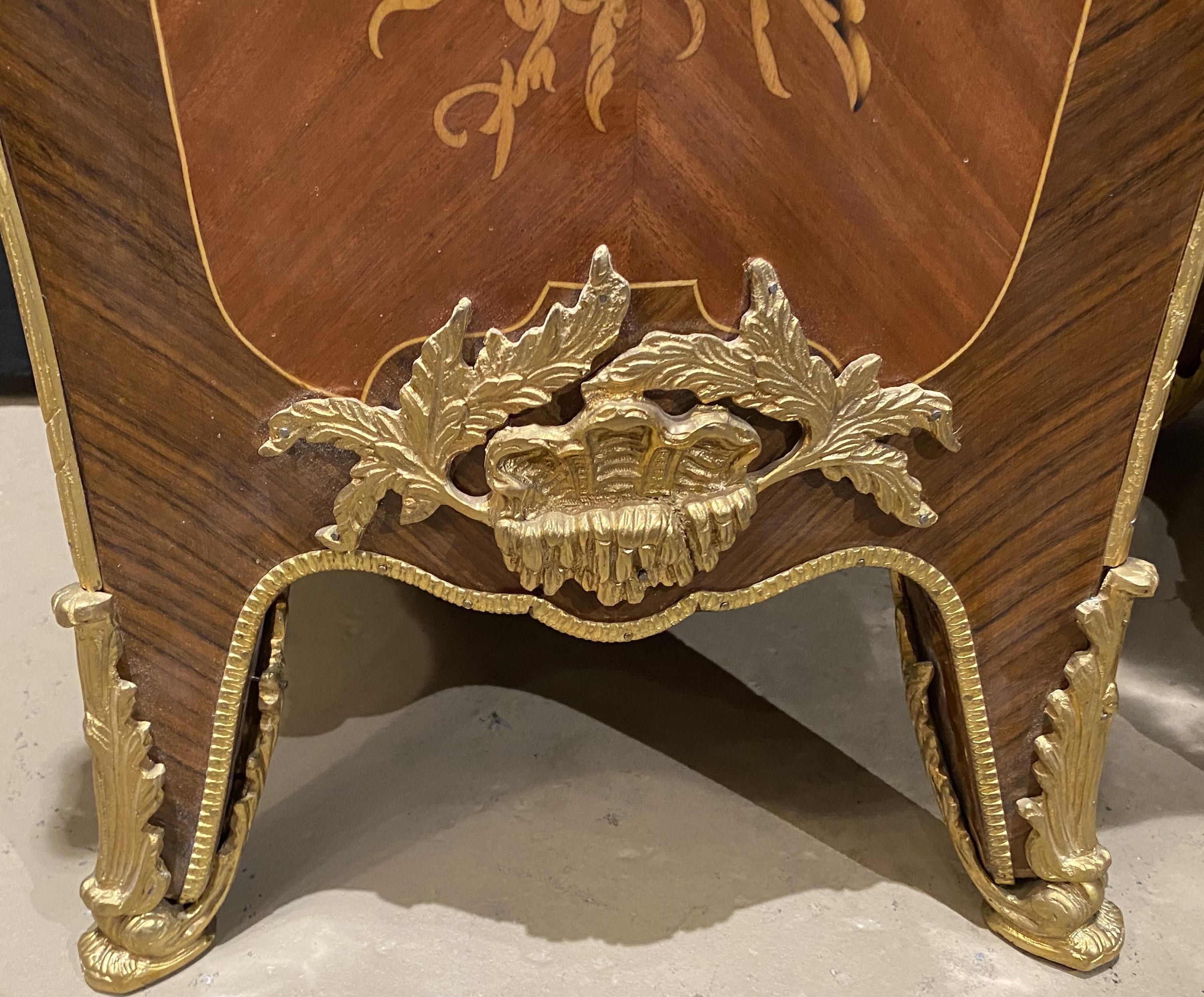 Paar Louis XV Stil Kingwood Marmor Top Pedestals w / Foliate Marketerie Inlay im Angebot 1