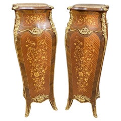 Paire de piédestaux en bois de roi de style Louis XV avec incrustation de marqueterie de feuillage