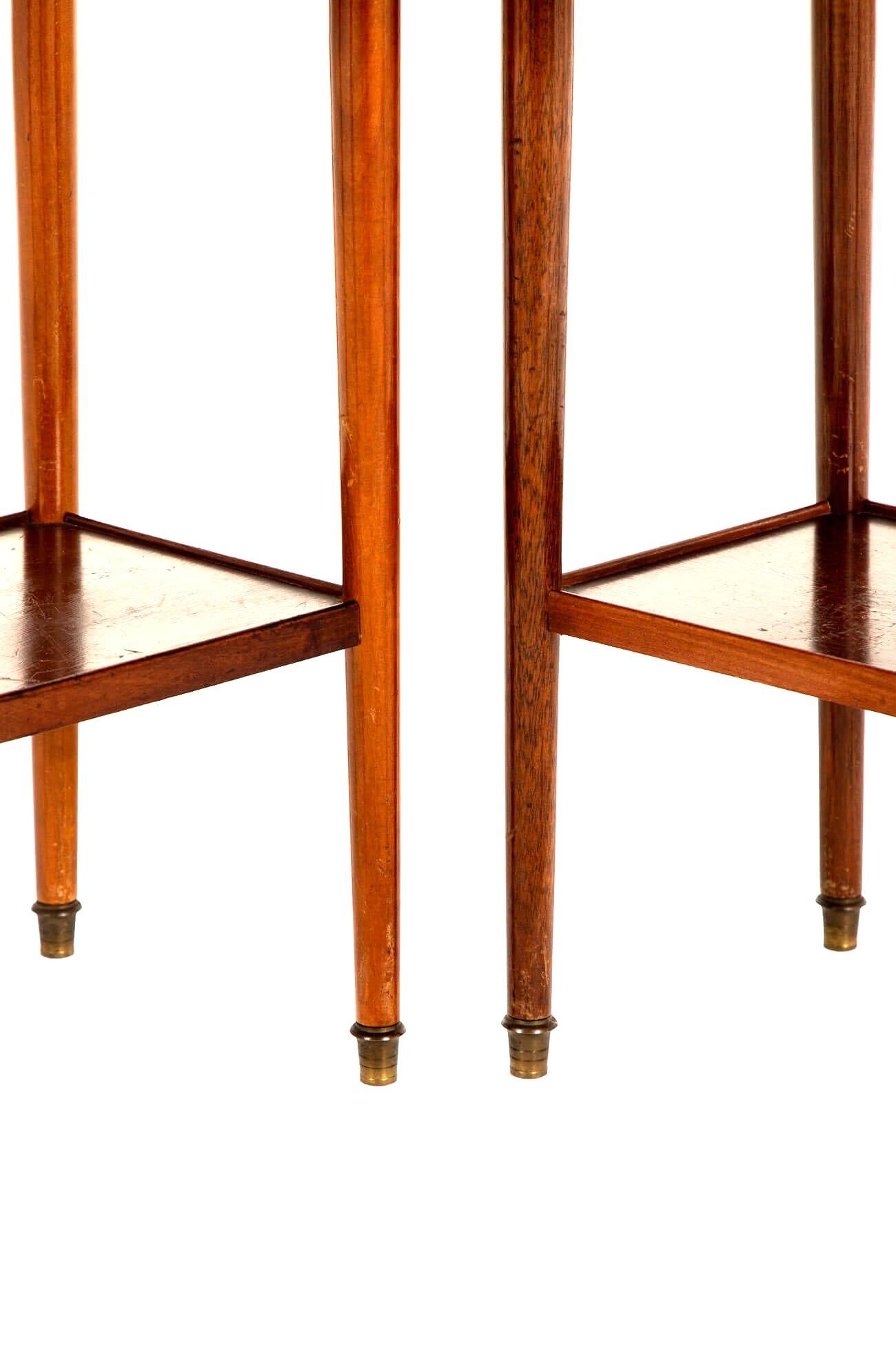 Paire de tables d'appoint en acajou de style Louis XV de France en vente 3