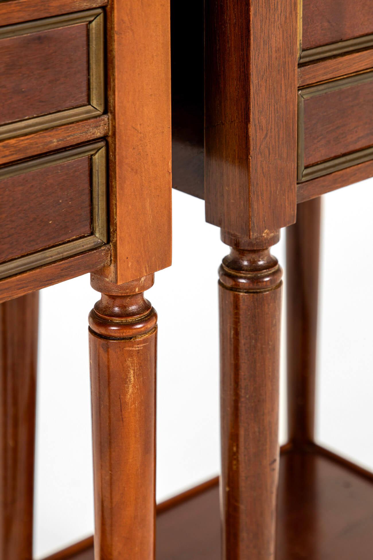 Paire de tables d'appoint en acajou de style Louis XV de France en vente 5