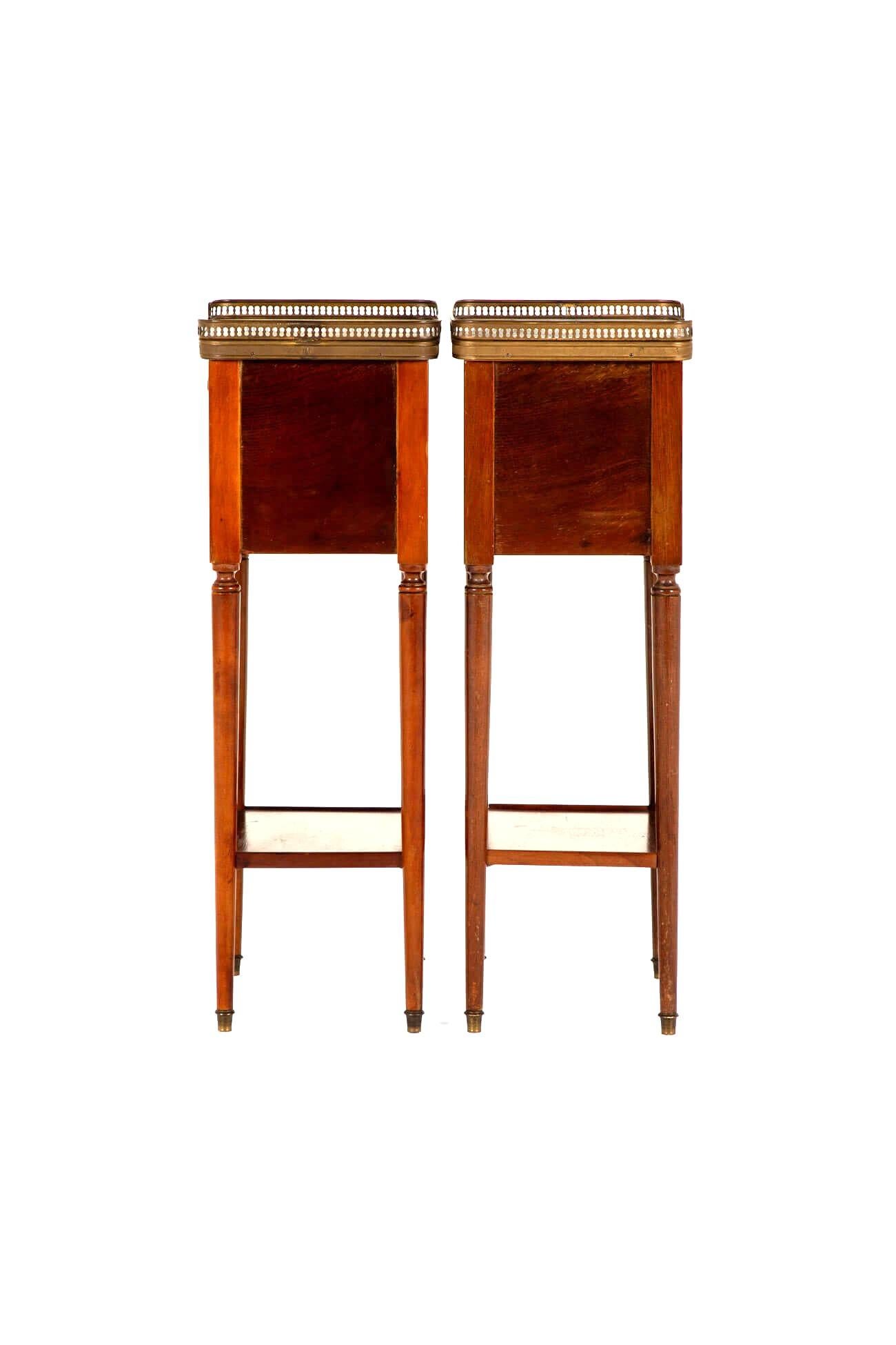 Français Paire de tables d'appoint en acajou de style Louis XV de France en vente