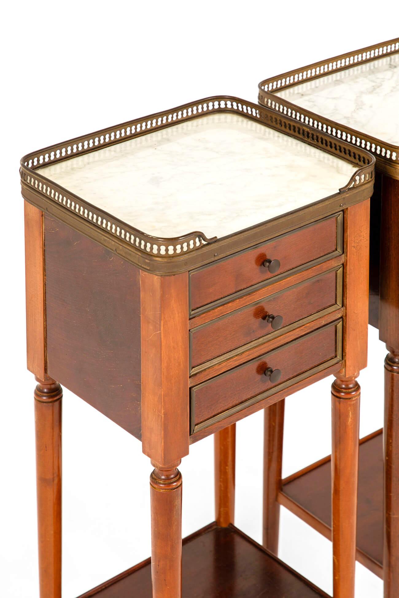 Paire de tables d'appoint en acajou de style Louis XV de France Bon état - En vente à Faversham, GB