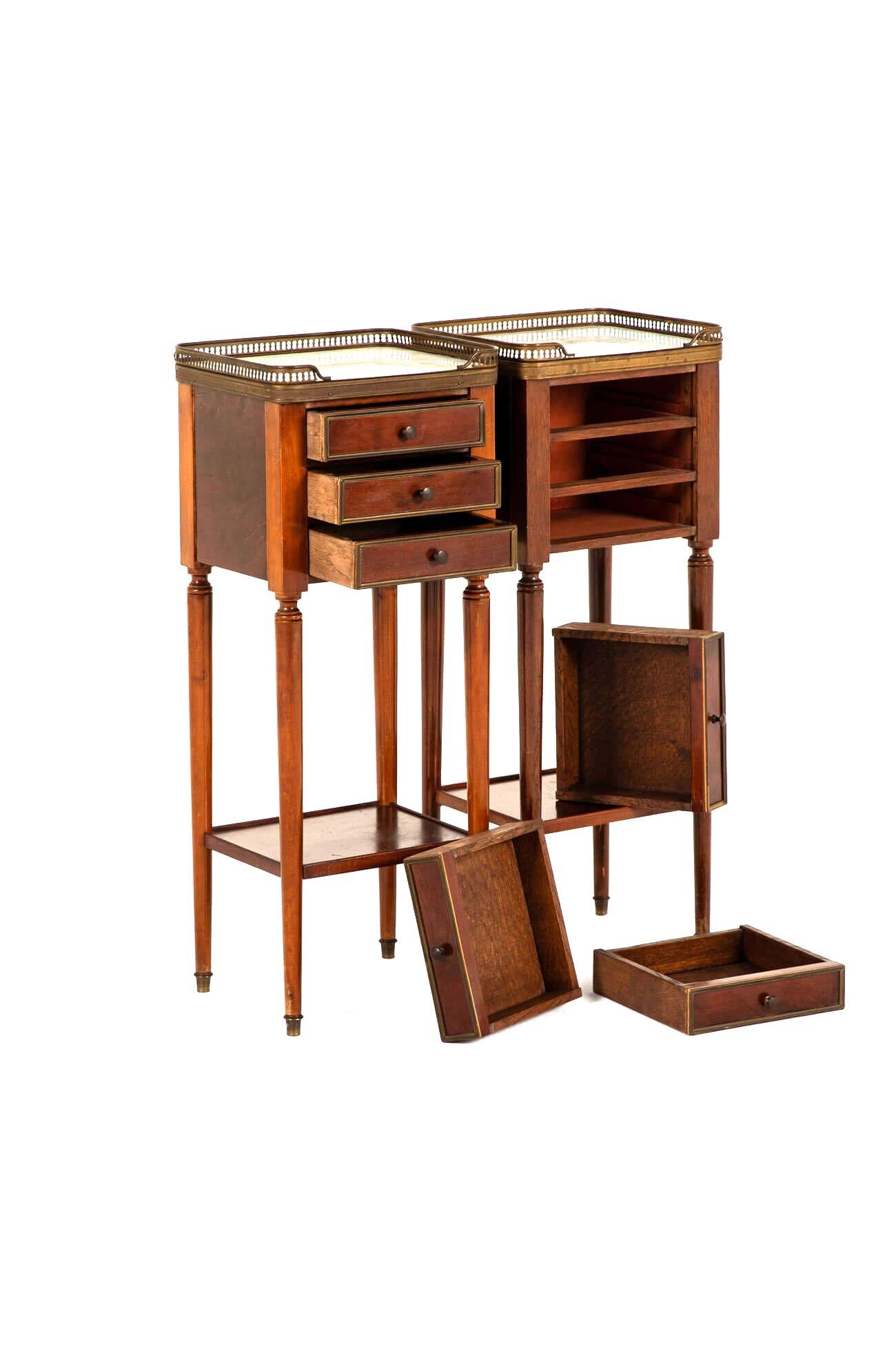 20ième siècle Paire de tables d'appoint en acajou de style Louis XV de France en vente