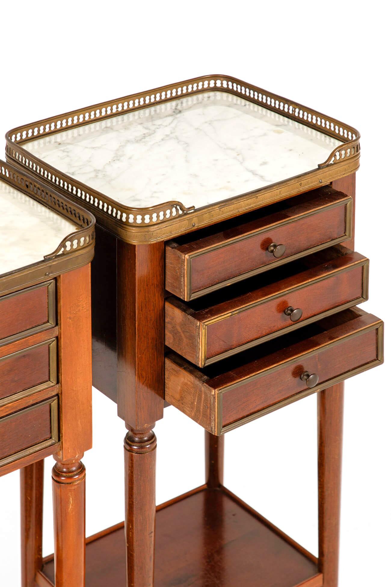 Laiton Paire de tables d'appoint en acajou de style Louis XV de France en vente