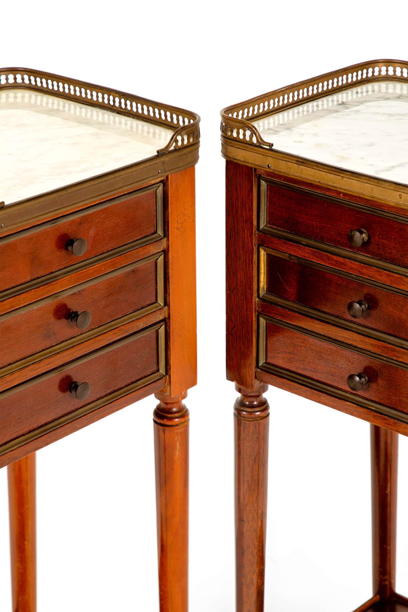 Paire de tables d'appoint en acajou de style Louis XV de France en vente 2