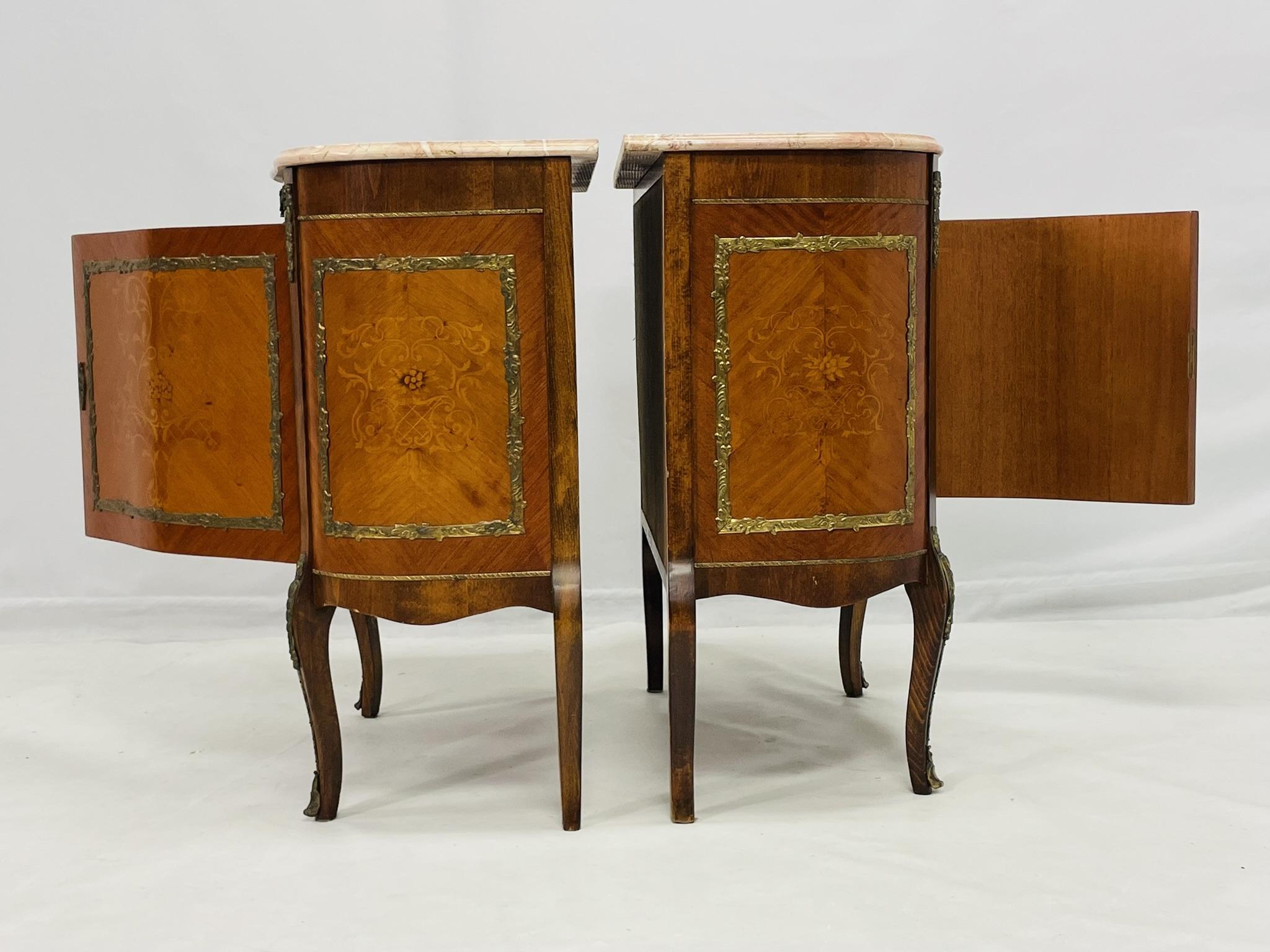 Pareja de cómodas de mármol estilo Luis XV con monturas de bronce, Rumanía, 1980 en venta 3