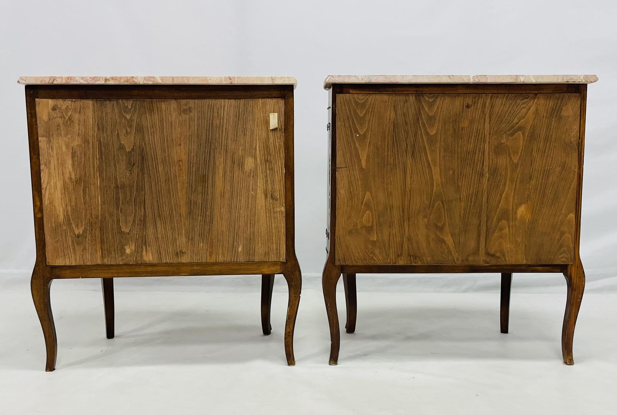 Pareja de cómodas de mármol estilo Luis XV con monturas de bronce, Rumanía, 1980 en venta 4