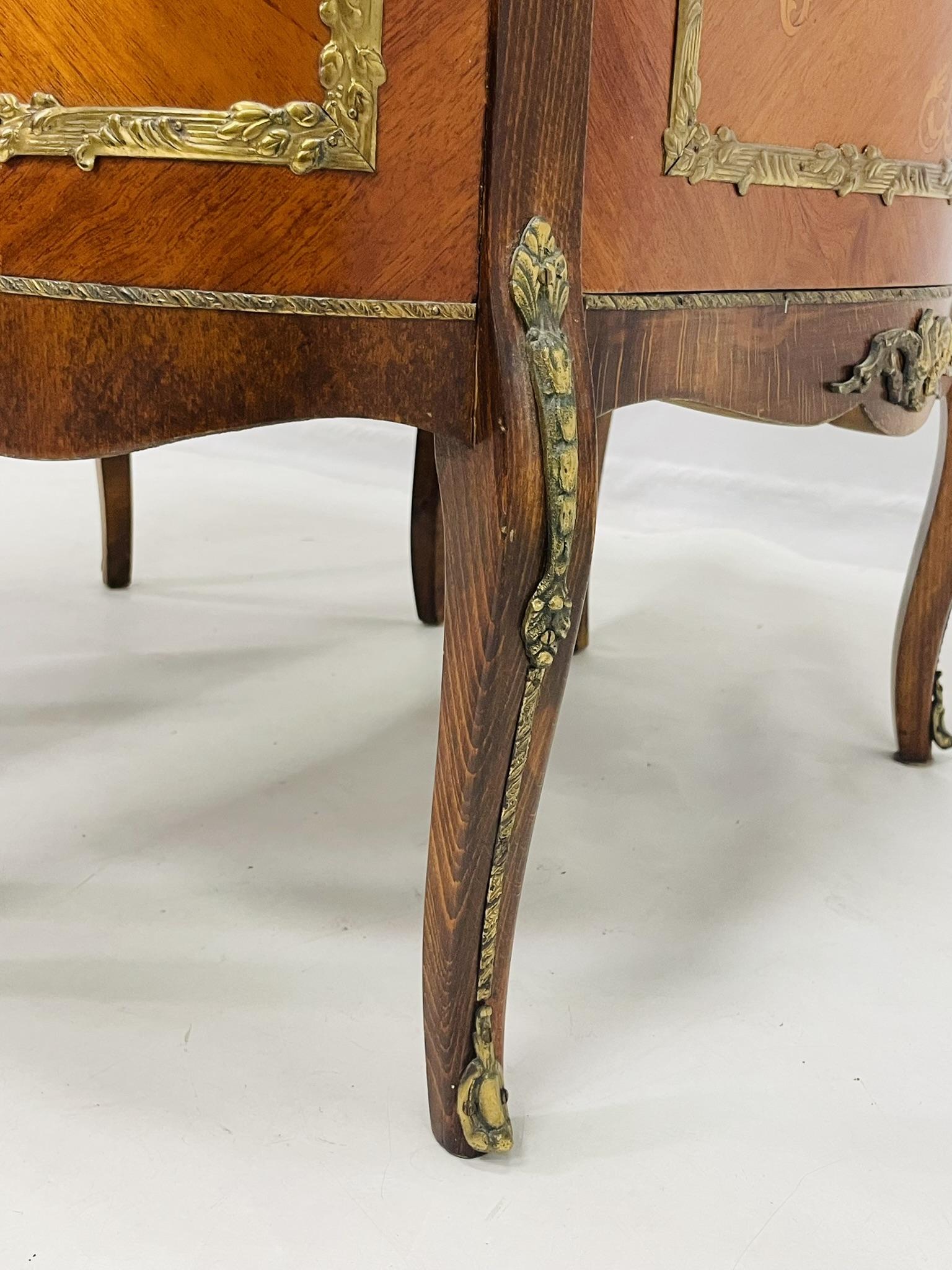 Pareja de cómodas de mármol estilo Luis XV con monturas de bronce, Rumanía, 1980 en venta 6