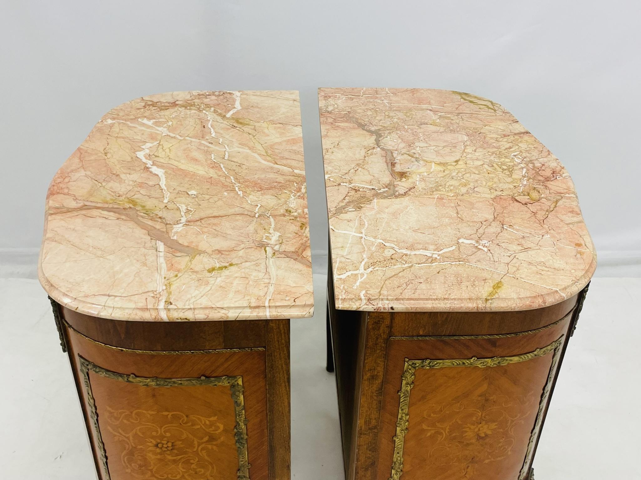 Pareja de cómodas de mármol estilo Luis XV con monturas de bronce, Rumanía, 1980 en venta 8