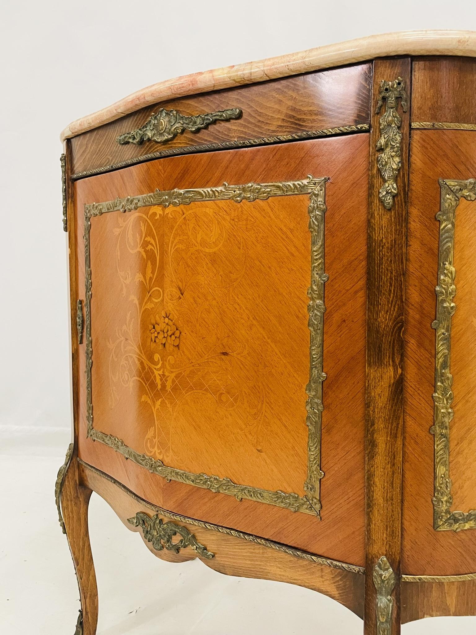Pareja de cómodas de mármol estilo Luis XV con monturas de bronce, Rumanía, 1980 en venta 9