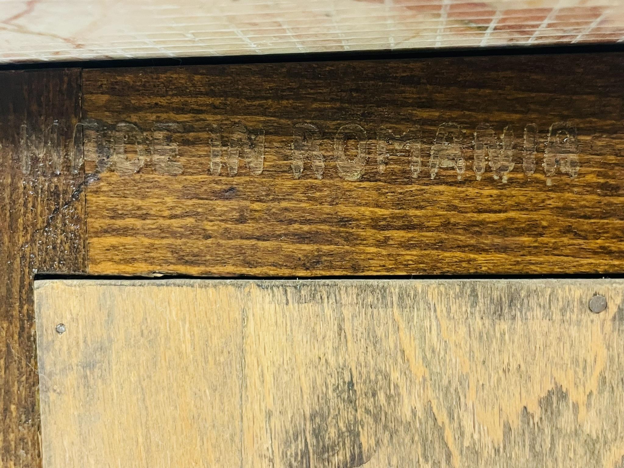 Pareja de cómodas de mármol estilo Luis XV con monturas de bronce, Rumanía, 1980 en venta 12