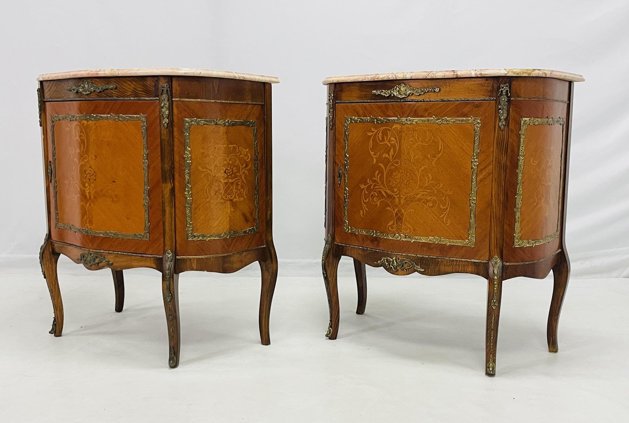 Pareja de cómodas de mármol estilo Luis XV con monturas de bronce, Rumanía, 1980 Rumano en venta