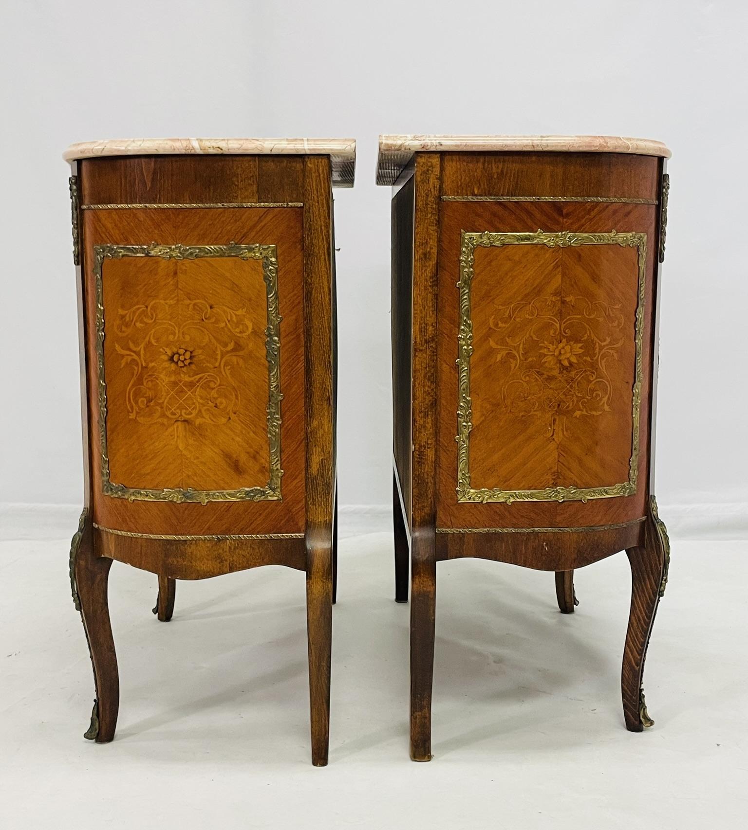 Pareja de cómodas de mármol estilo Luis XV con monturas de bronce, Rumanía, 1980 Hecho a mano en venta