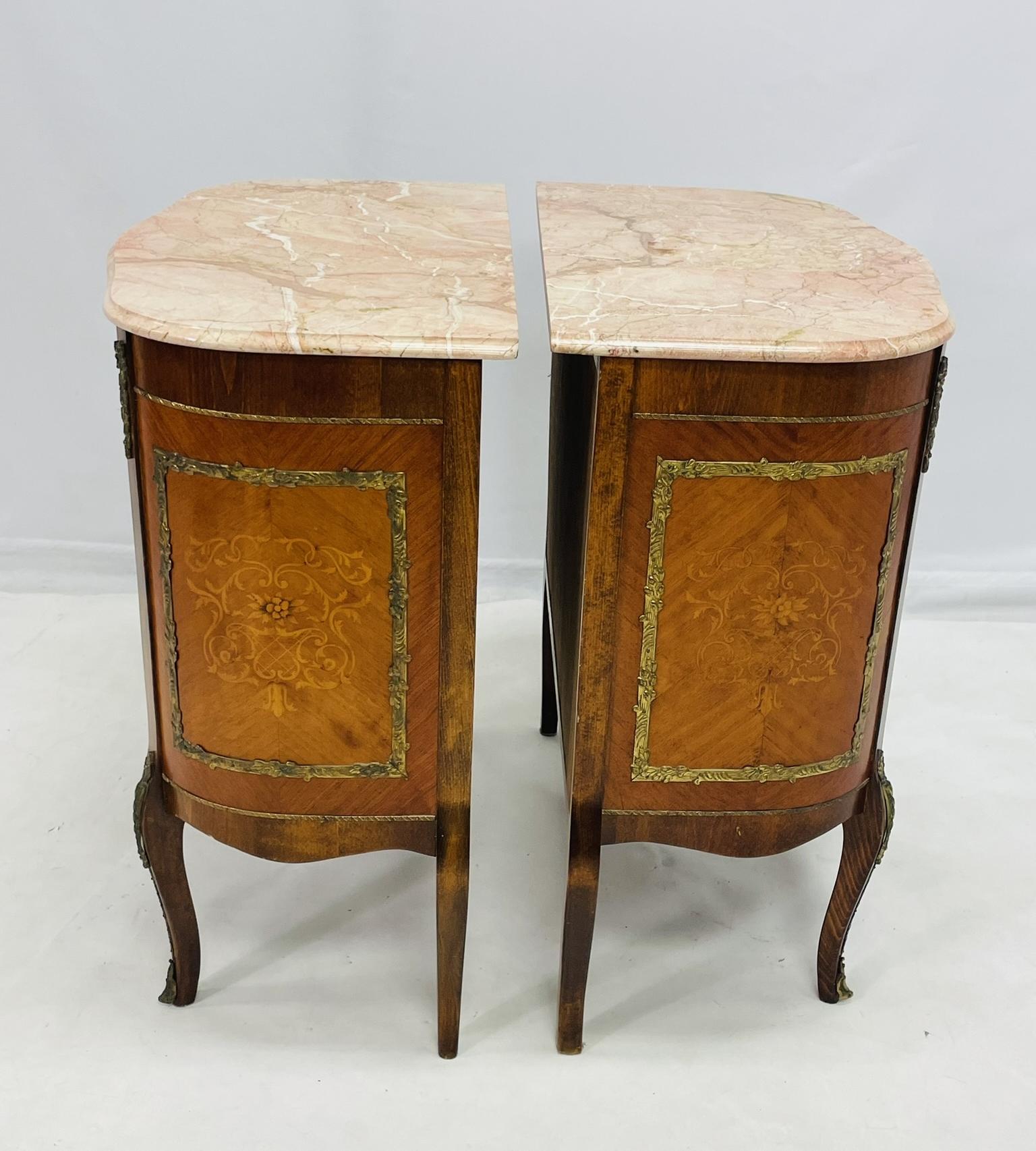 Pareja de cómodas de mármol estilo Luis XV con monturas de bronce, Rumanía, 1980 en Bueno estado para la venta en Los Angeles, CA