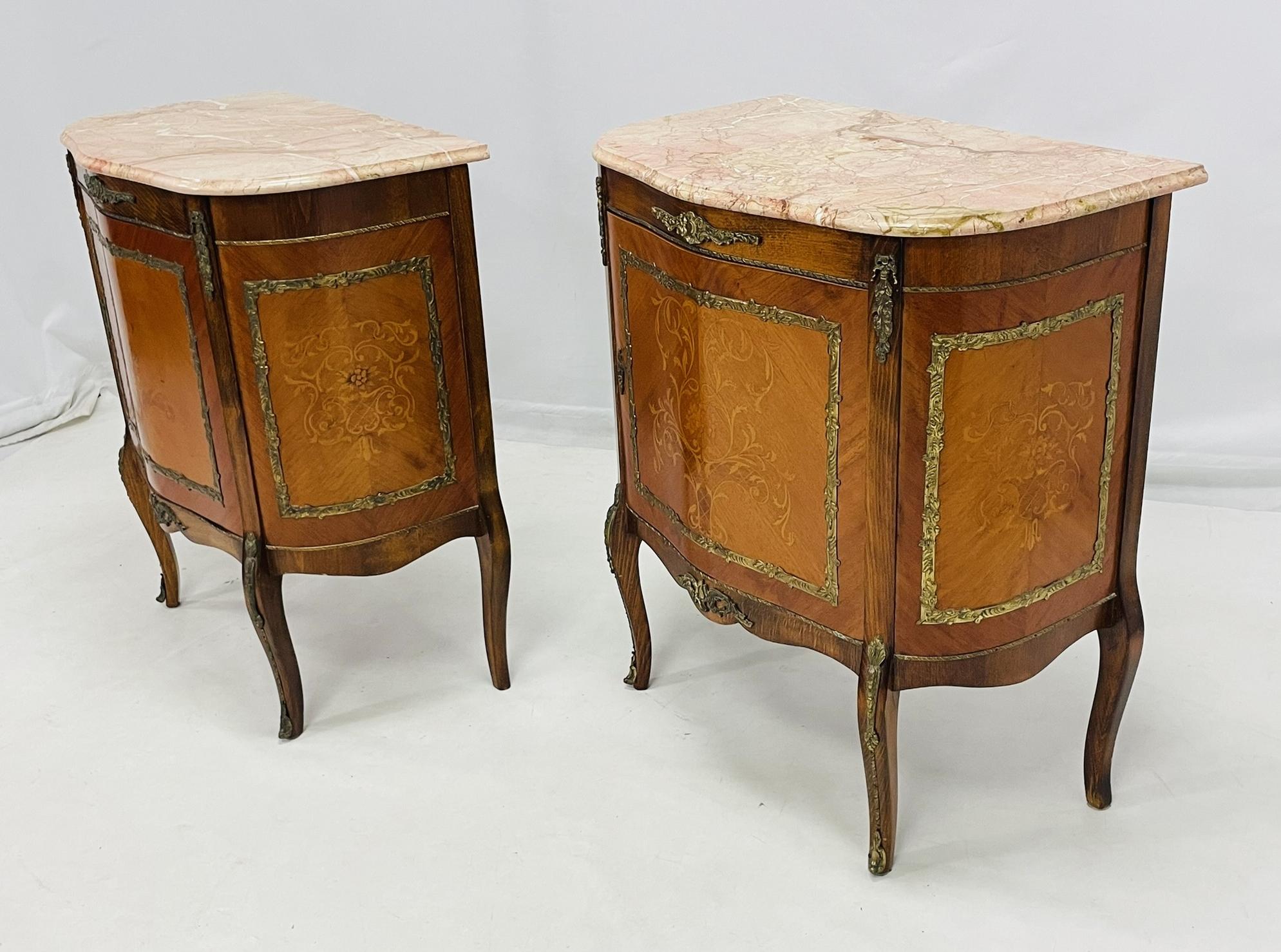 Pareja de cómodas de mármol estilo Luis XV con monturas de bronce, Rumanía, 1980 finales del siglo XX en venta