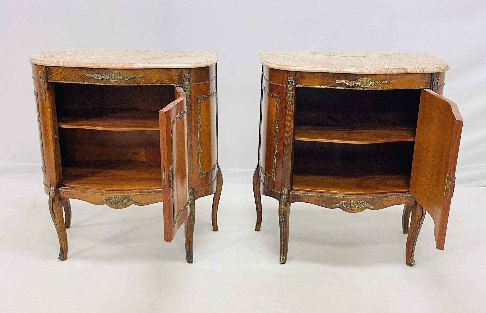 Pareja de cómodas de mármol estilo Luis XV con monturas de bronce, Rumanía, 1980 en venta 1
