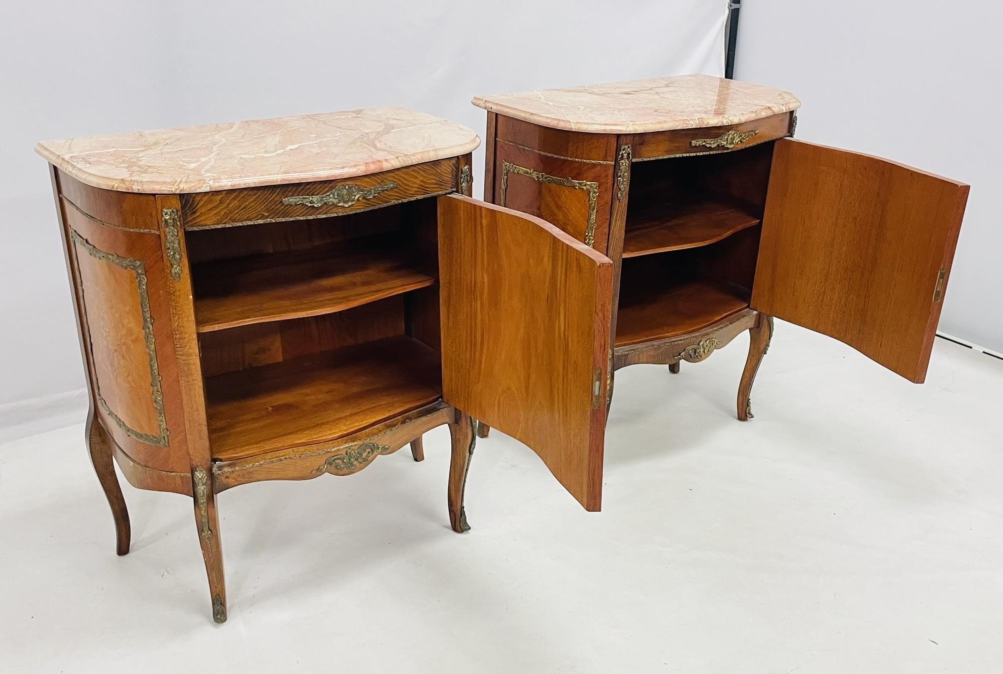 Pareja de cómodas de mármol estilo Luis XV con monturas de bronce, Rumanía, 1980 en venta 2